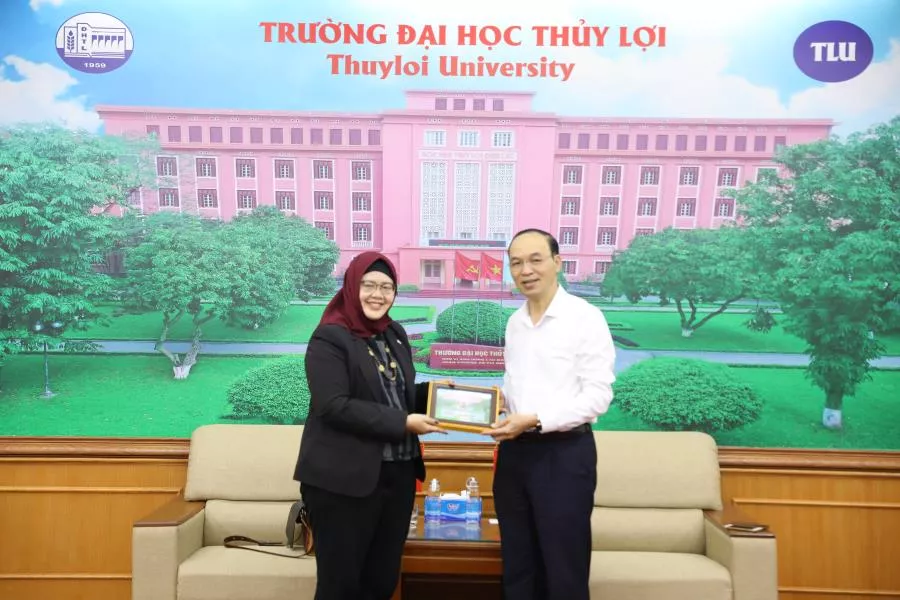 Bí thư thứ hai Đại sứ quán Indonesia đến làm việc với Nhà trường