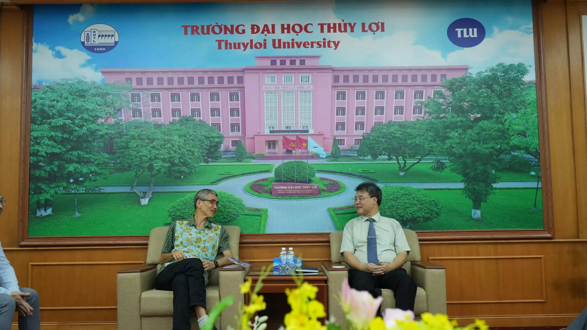 Tiếp và làm việc với Học viện Công nghệ Singapore (Singapore Institute of Technology).