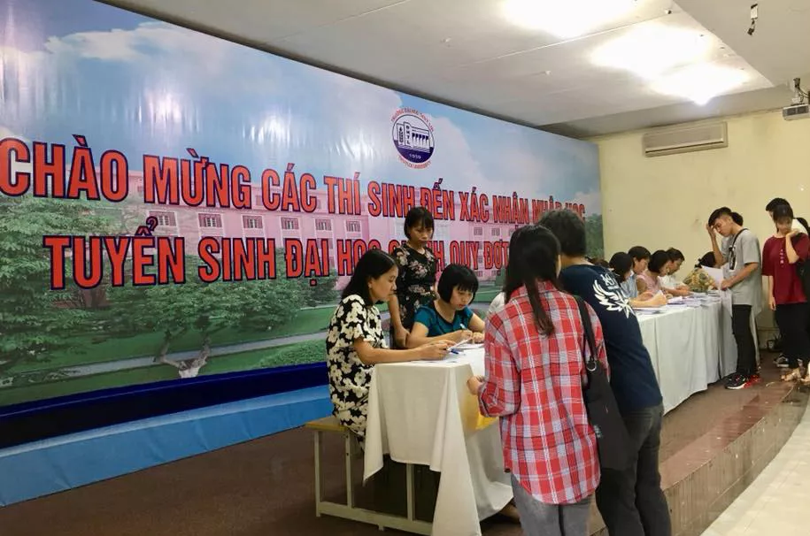 Hàng trăm thí sinh đến xác nhận nhập học ngay trong sáng nay 7/8