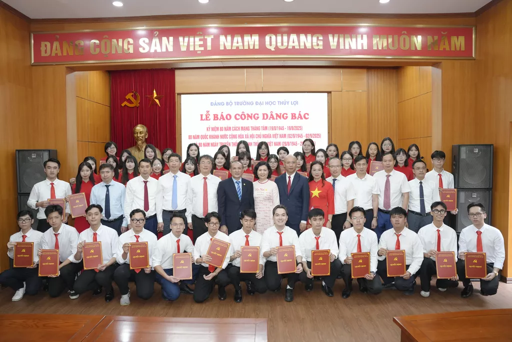 Trường Đại học Thủy lợi tổ chức viếng Lăng Bác, Báo công dâng Bác và Lễ kết nạp đảng viên mới chào mừng các sự kiện trọng đại