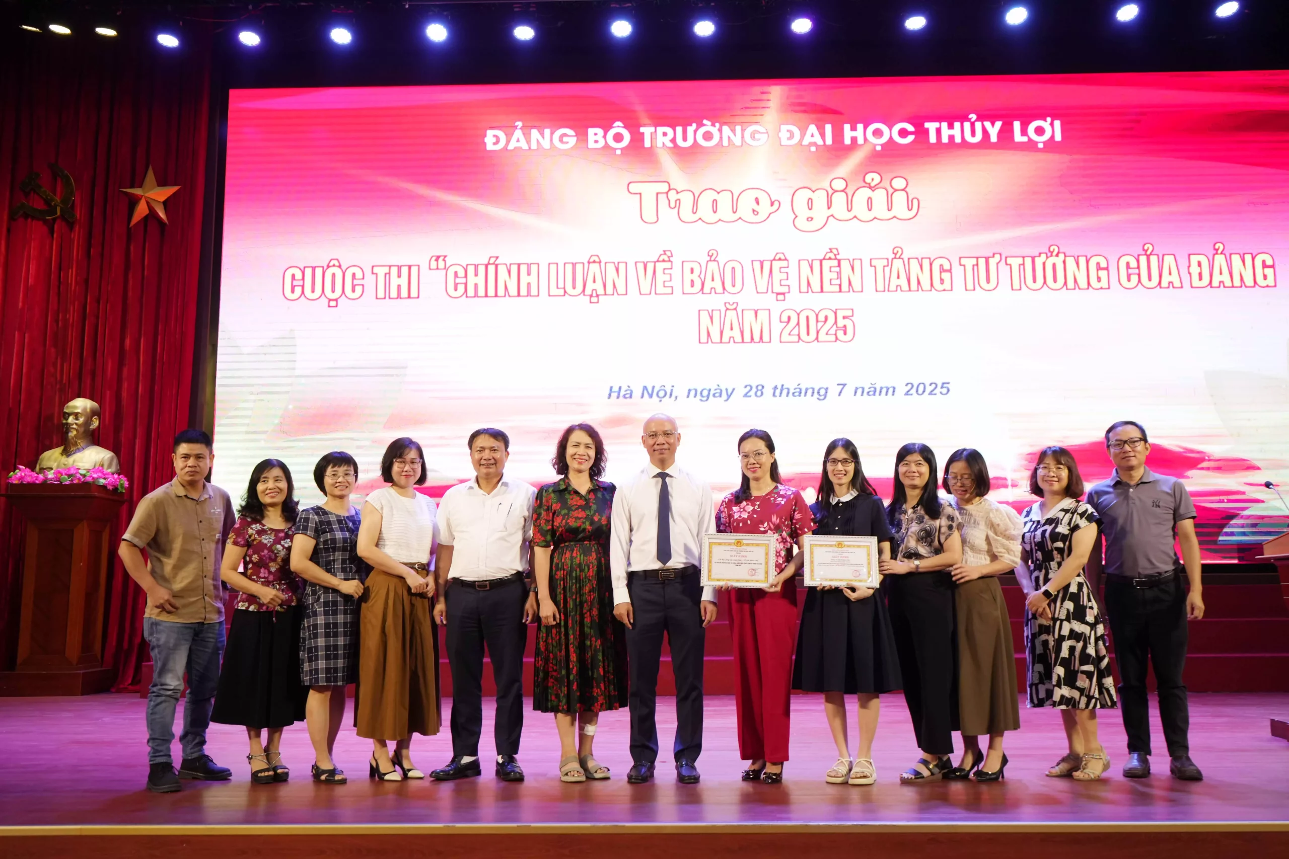Trao giải cuộc thi “Chính luận về bảo vệ nền tảng tư tưởng của Đảng năm 2025” tại Trường Đại học Thủy lợi