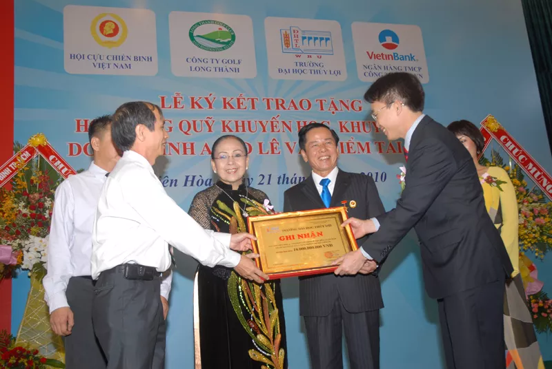 Lễ ký kết thỏa thuận tài trợ vĩnh viễn quỹ học bổng “Lê Văn Kiểm và gia đình”