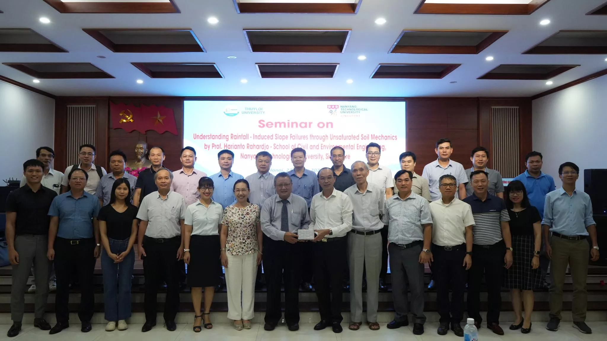Giáo sư Đại học Công nghệ Nanyang, Singapore thuyết trình tại Trường Đại học Thủy lợi
