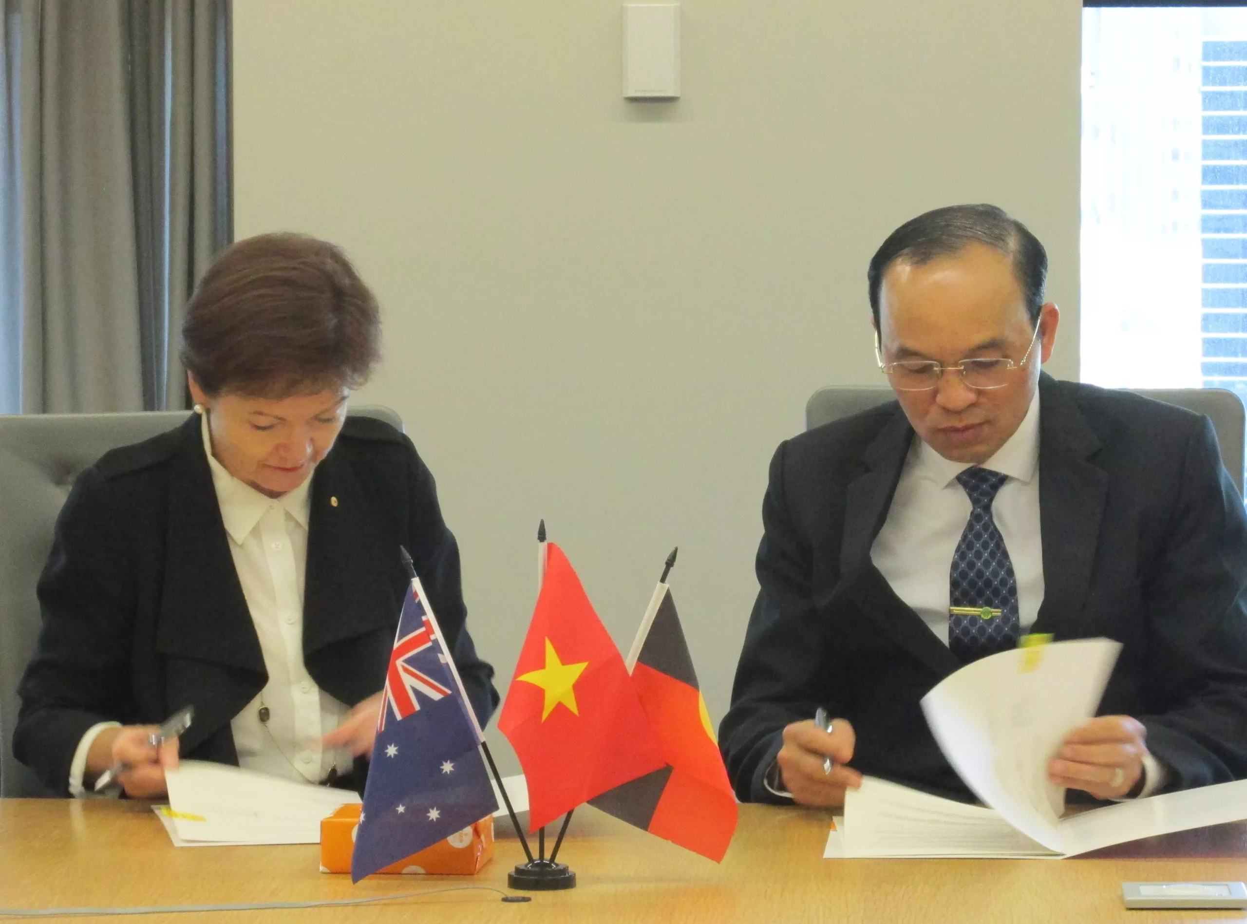 Trường ĐHTL xây dựng hợp tác cấp trường với ĐH Deakin, Australia