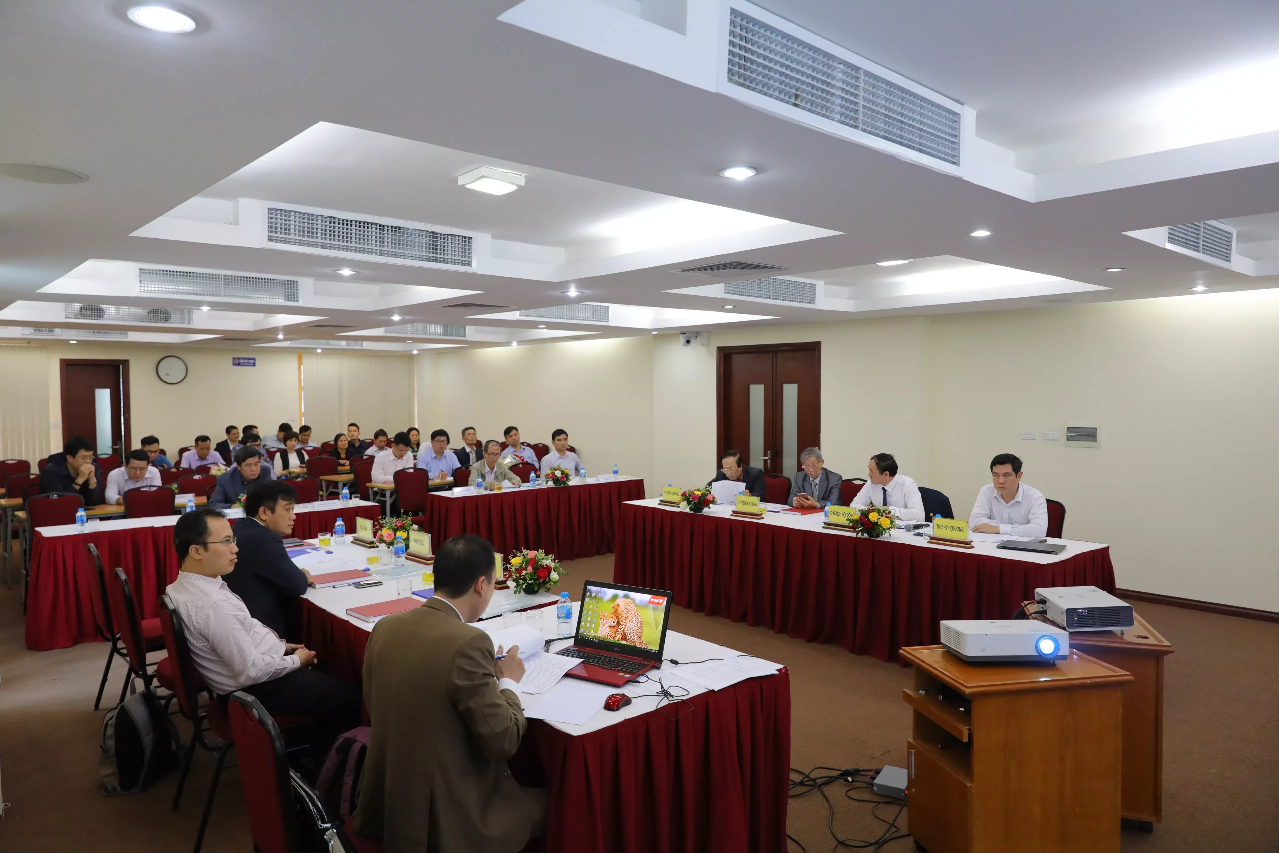 Nghiên cứu sự hình thành và phát triển vết nứt ảnh hưởng tới khả năng chịu tải đập trọng lực bê tông đầm lăn trong quá trình vận hành