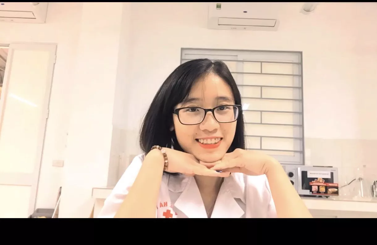 Nữ sinh ngành Công nghệ sinh học vừa tích cực học tập, nghiên cứu khoa học vừa nhiệt tình trong công tác phòng chống dịch Covid-19 tại địa phương