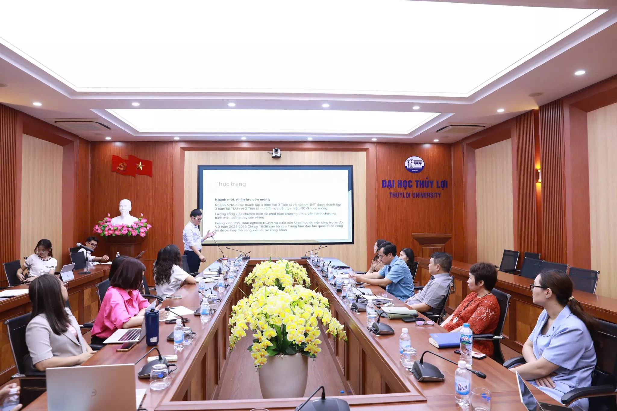 Chi bộ Đào tạo Quốc tế tổ chức thành công buổi sinh hoạt chuyên đề điểm quý III năm 2025