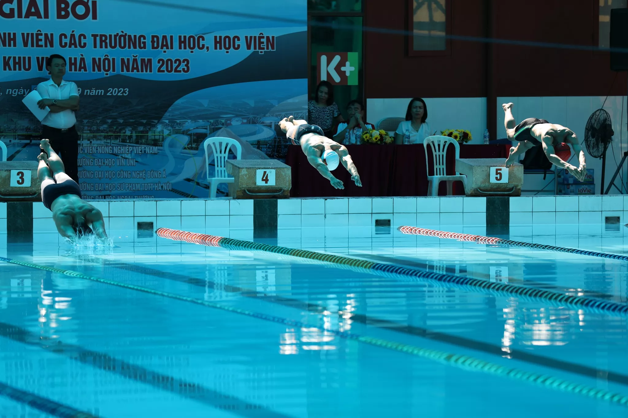 Tân sinh viên K65 cùng đồng đội đã giành nhiều huy chương tại Giải bơi tp Hà Nội
