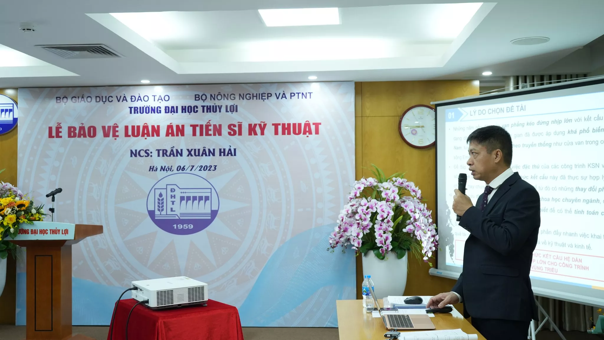 Nghiên cứu cải tiến hình thức kết cấu hệ dàn cửa van phẳng kéo đứng nhịp lớn cho công trình kiểm soát nước vùng triều.