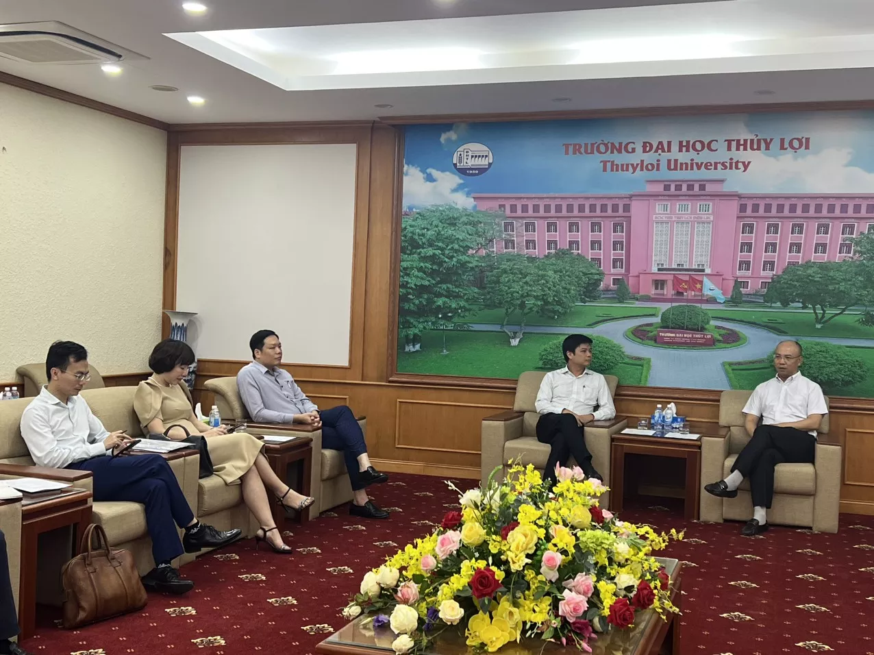 Lãnh đạo nhà trường tiếp và làm việc với Vụ trưởng Vụ KH&CN các ngành Kinh tế – Kỹ thuật – Bộ Khoa học và Công nghệ