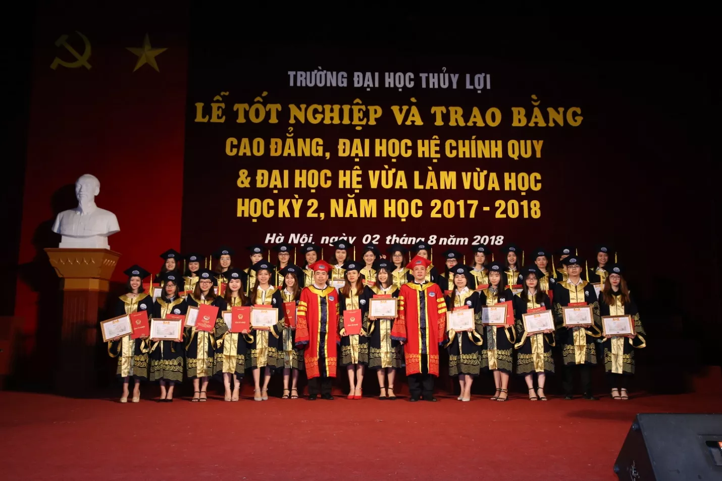 Gần 800 sinh viên hoàn thành chương trình học được công nhận tốt nghiệp