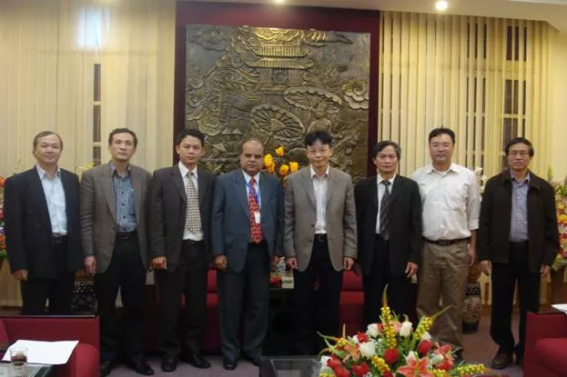 Làm việc với GS.Saxena, giám đốc Học viện Công nghệ Roorkey, Ấn Độ