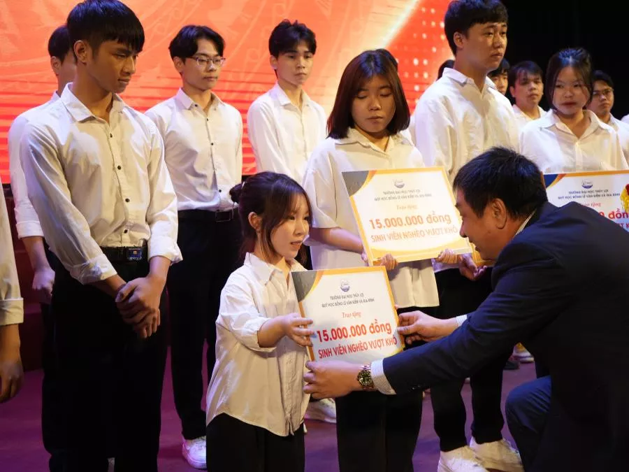 Những bàn tay nối dài từ một gia đình