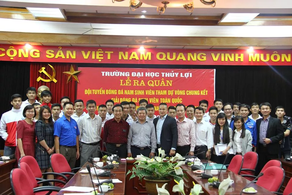 Đội tuyển bóng đá trường ĐH Thủy Lợi ra quân