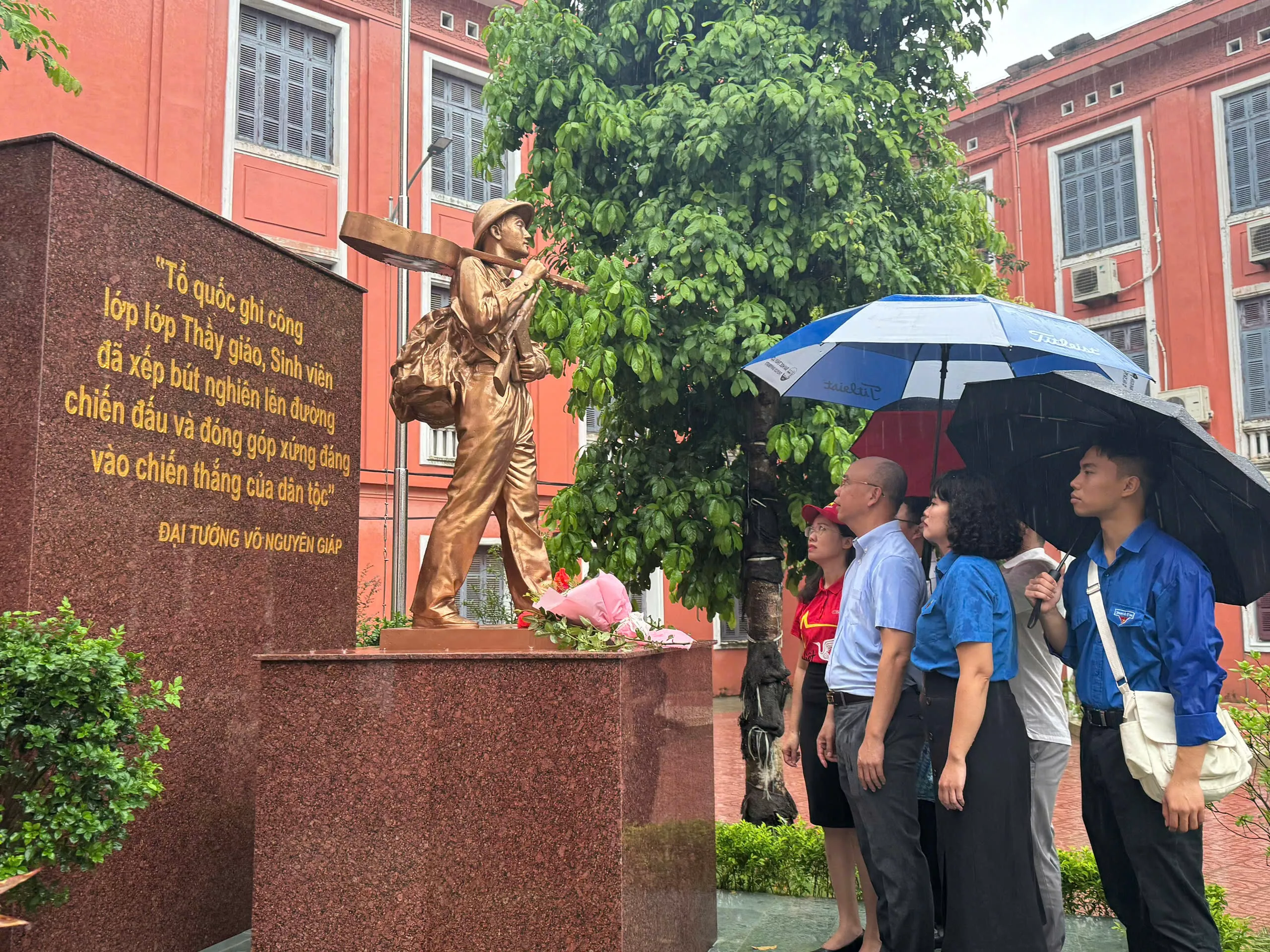 Gặp mặt 300 tình nguyện viên Trường Đại học Thủy lợi tham gia chuỗi hoạt động kỷ niệm 80 năm Cách mạng tháng 8 và Quốc khánh 2/9