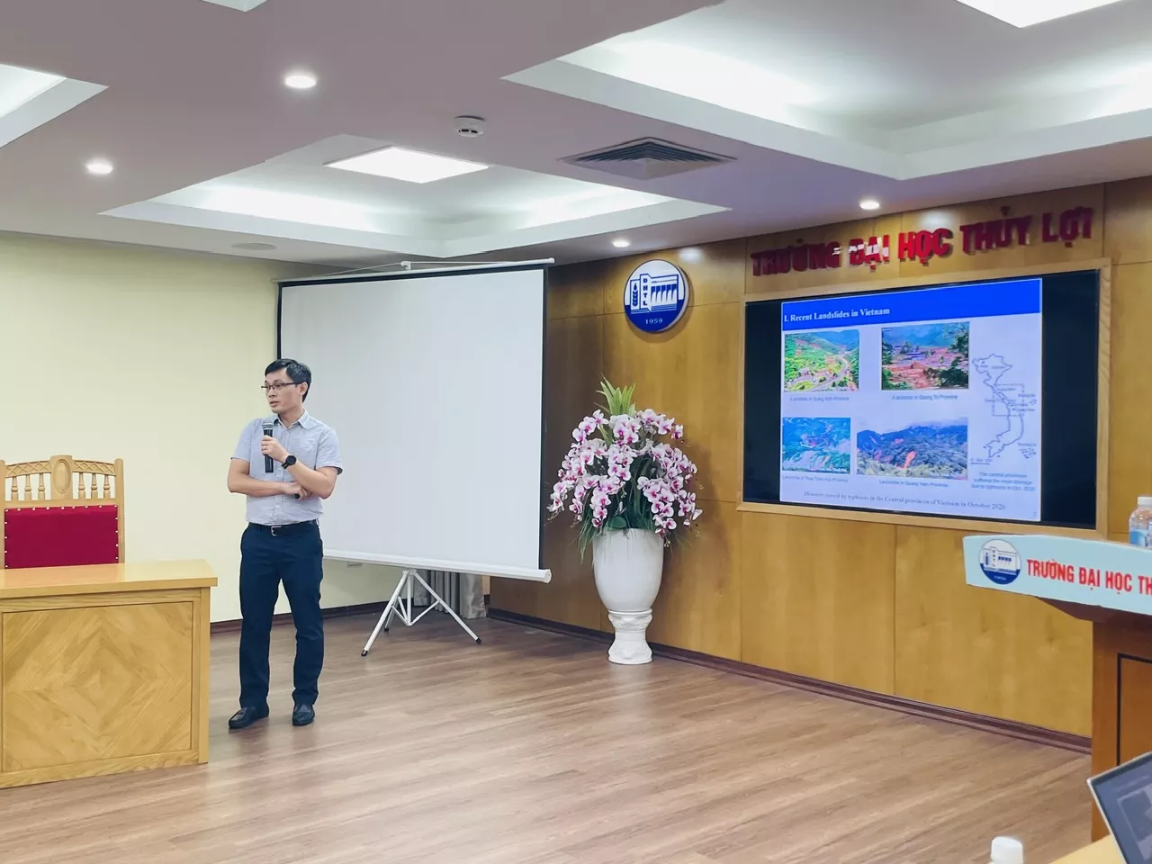 Sinh viên Trường Đại học Thủy lợi trao đổi học thuật với sinh viên Viện Khoa học Tokyo (Nhật Bản)