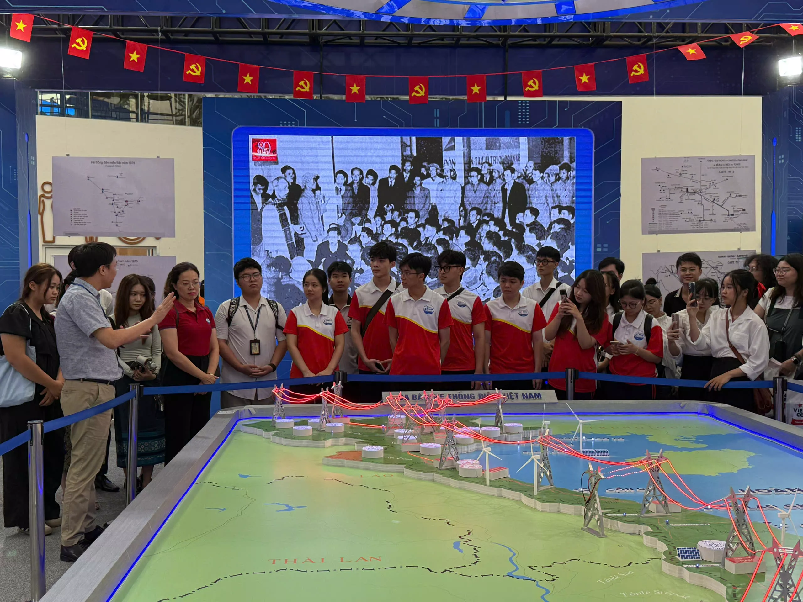 Trường Đại học Thủy lợi tổ chức tham quan triển lãm “80 năm thành tựu đất nước” cho thực tập sinh Đài Loan, lưu học sinh Lào, tân Đảng viên và đối tượng cảm tình Đảng