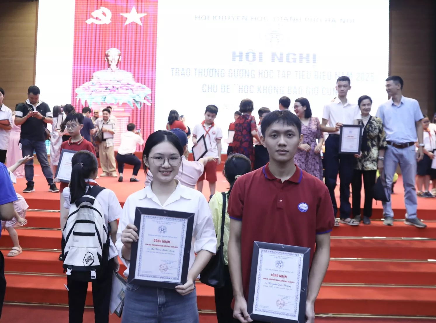 Sinh viên Trường Đại học Thủy lợi nhận khen thưởng từ Hội khuyến học thành phố Hà Nội
