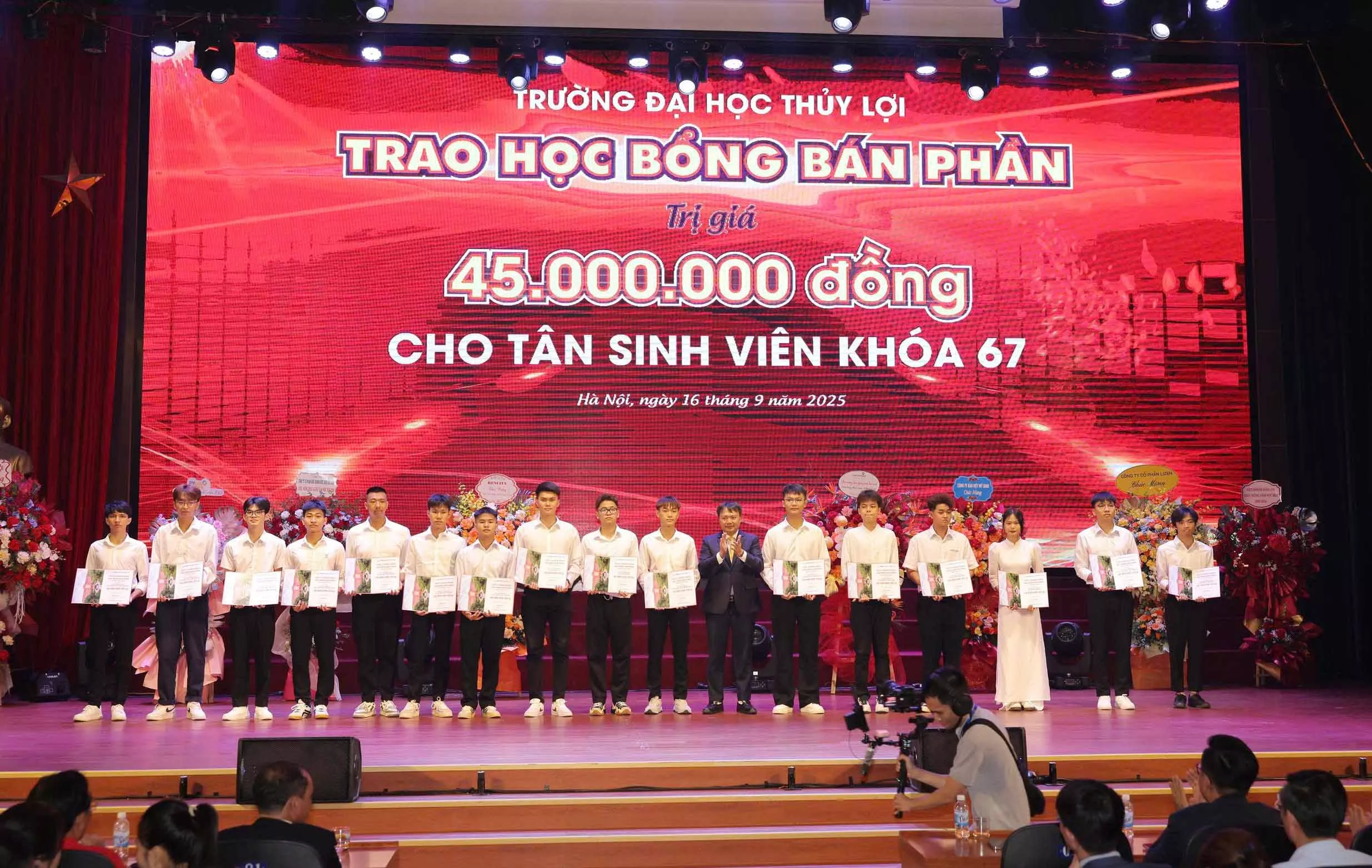 Sôi động lễ chào Tân sinh viên K67 của Trường Đại học Thủy lợi