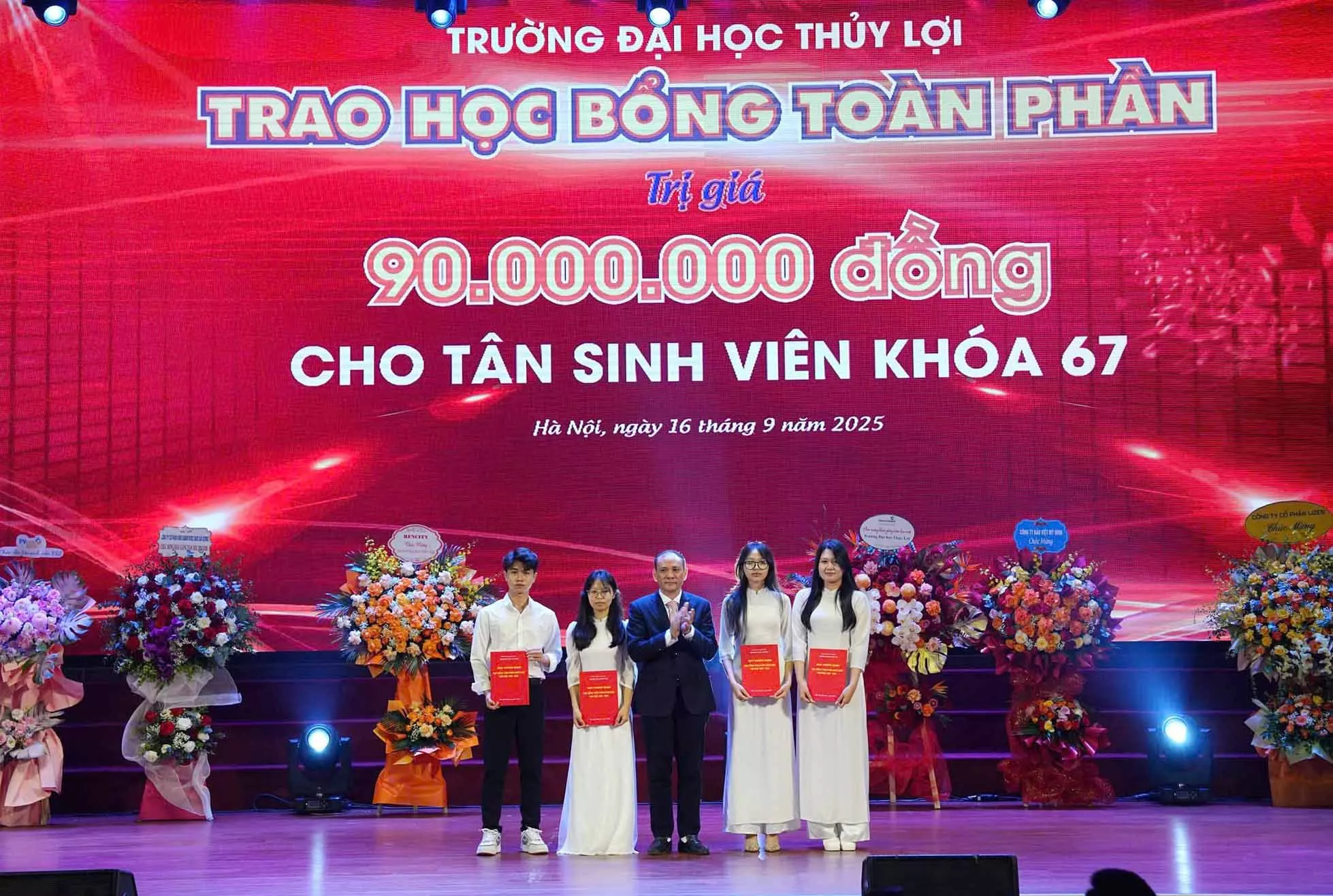 Sôi động lễ chào Tân sinh viên K67 của Trường Đại học Thủy lợi