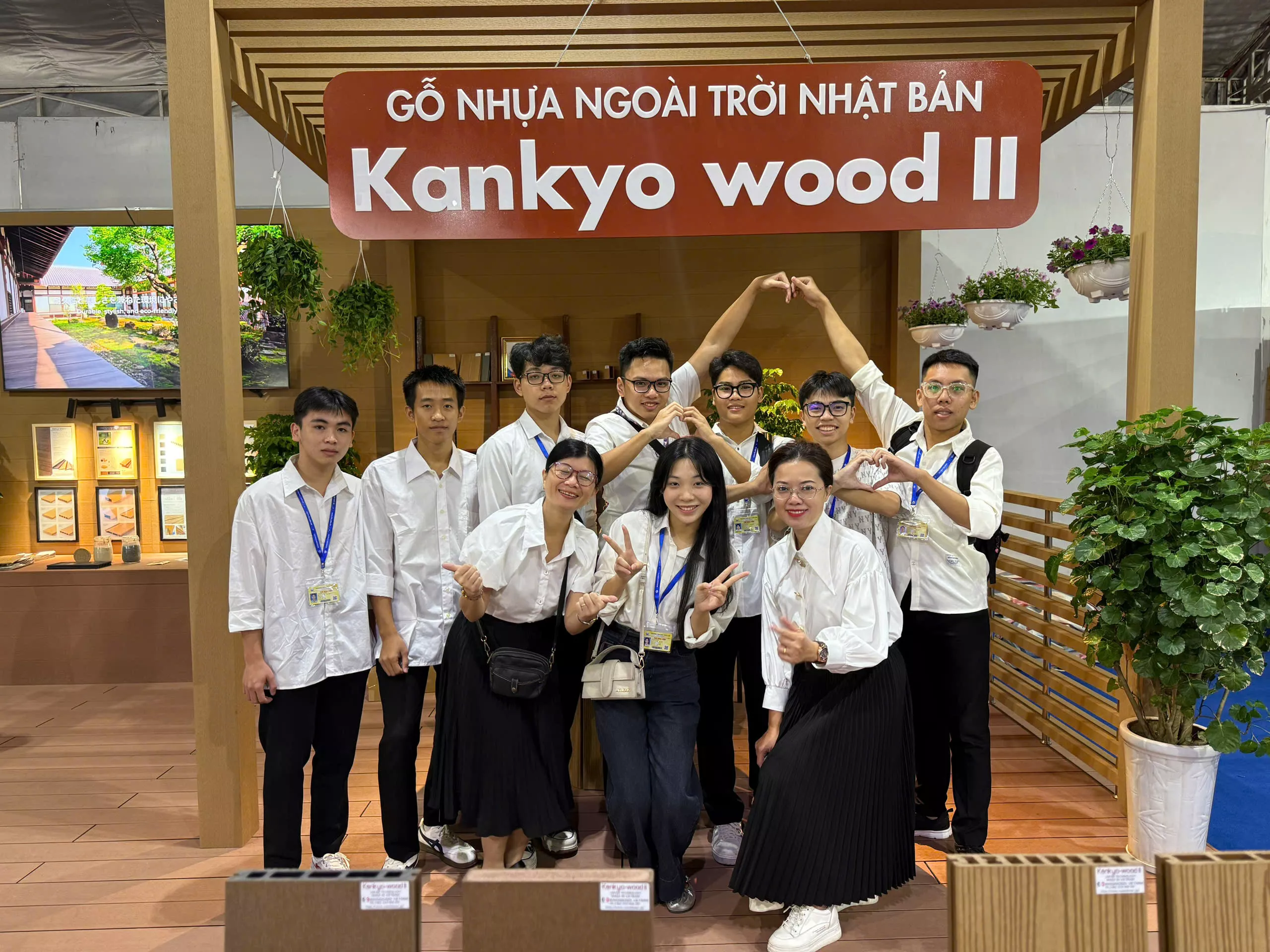 Tân sinh viên Trường Đại học Thủy lợi trải nghiệm thực tế tại Triển lãm Quốc tế Vietbuild Hà Nội 2025