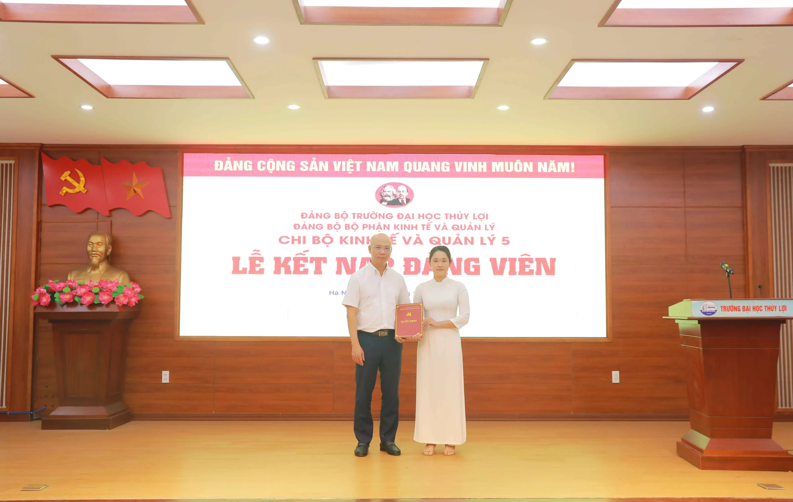 Chi bộ Kinh tế và Quản lý 5 tổ chức Lễ kết nạp Đảng viên mới
