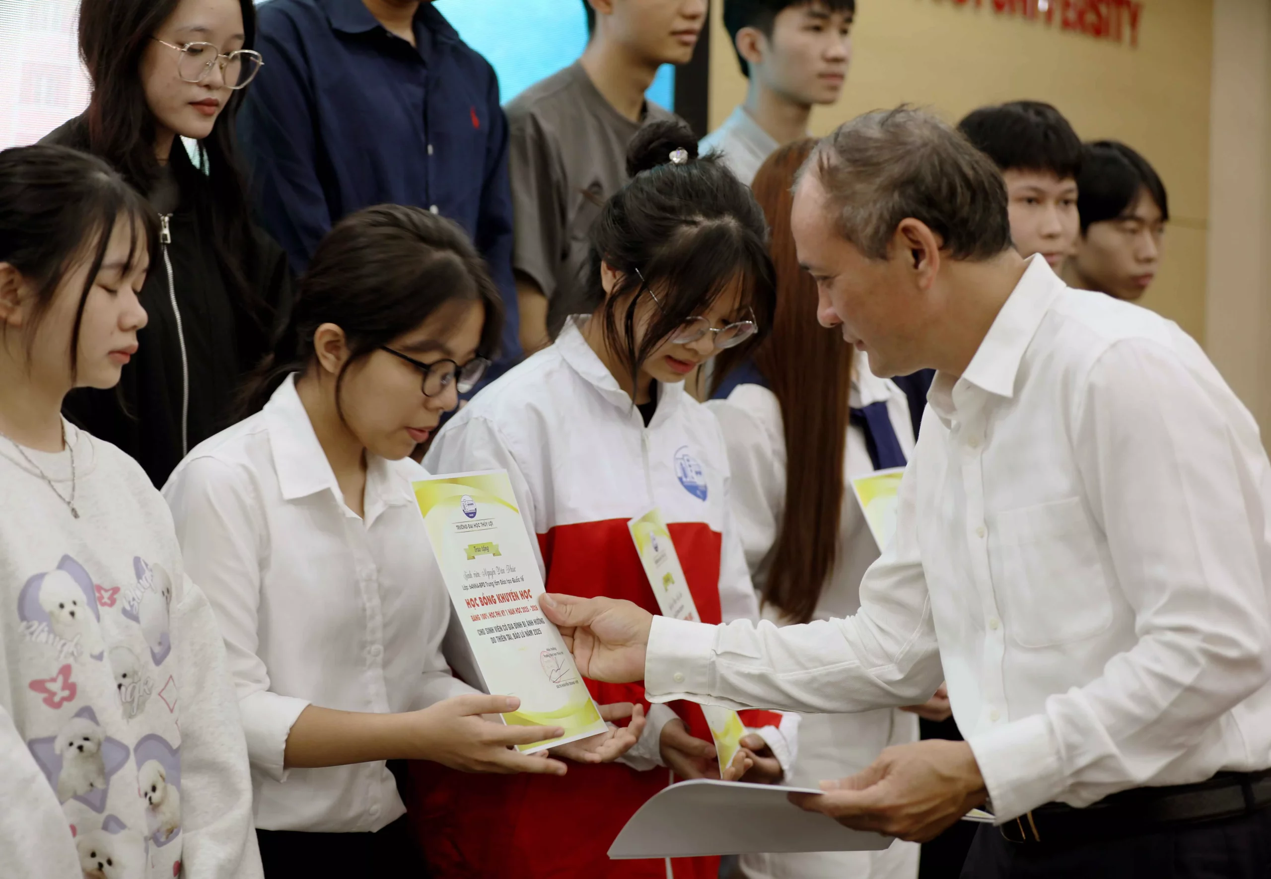 Gặp mặt và trao học bổng hỗ trợ cho sinh viên có gia đình bị ảnh hưởng do thiên tai, bão lũ năm 2025 (đợt 1)