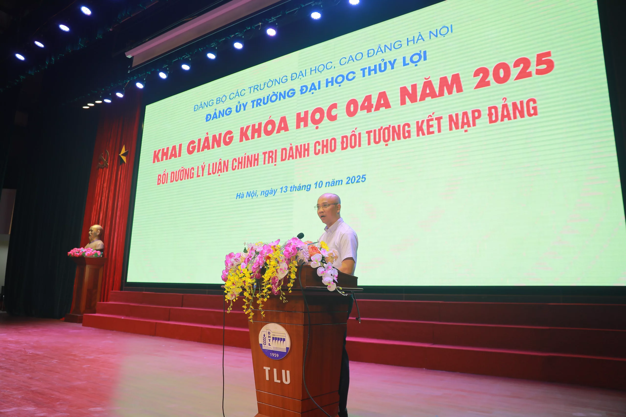 Bồi đắp lý tưởng, nâng cao nhận thức chính trị cho quần chúng ưu tú Trường Đại học Thủy lợi