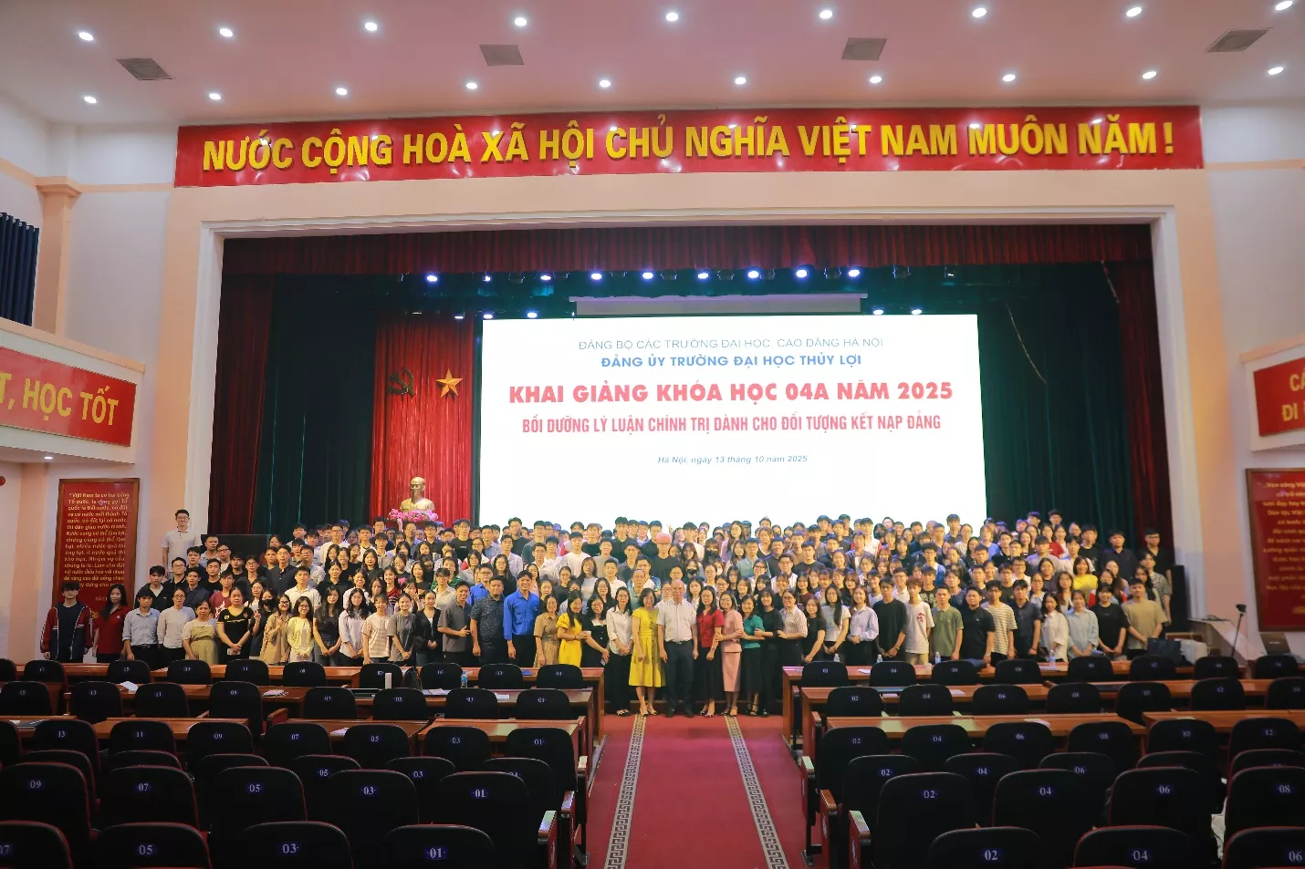 Bồi đắp lý tưởng, nâng cao nhận thức chính trị cho quần chúng ưu tú Trường Đại học Thủy lợi