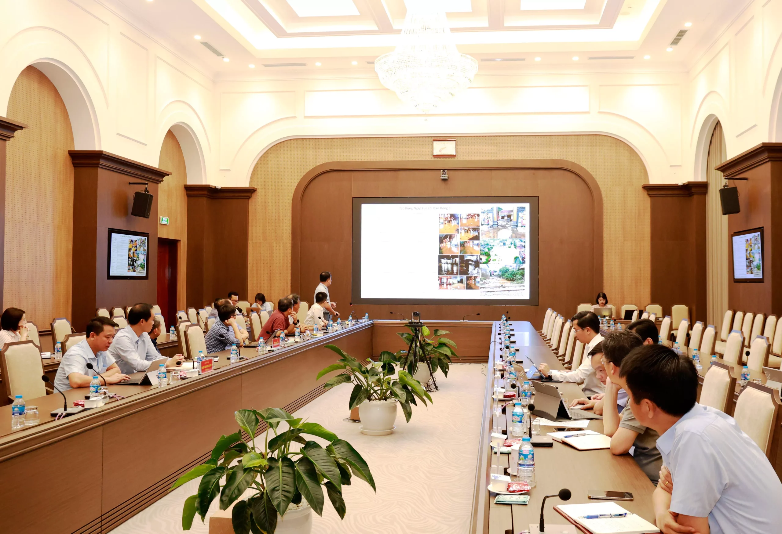 Trường Đại học Thủy lợi đồng hành cùng địa phương giải quyết tình trạng ngập úng ven sông Hồng