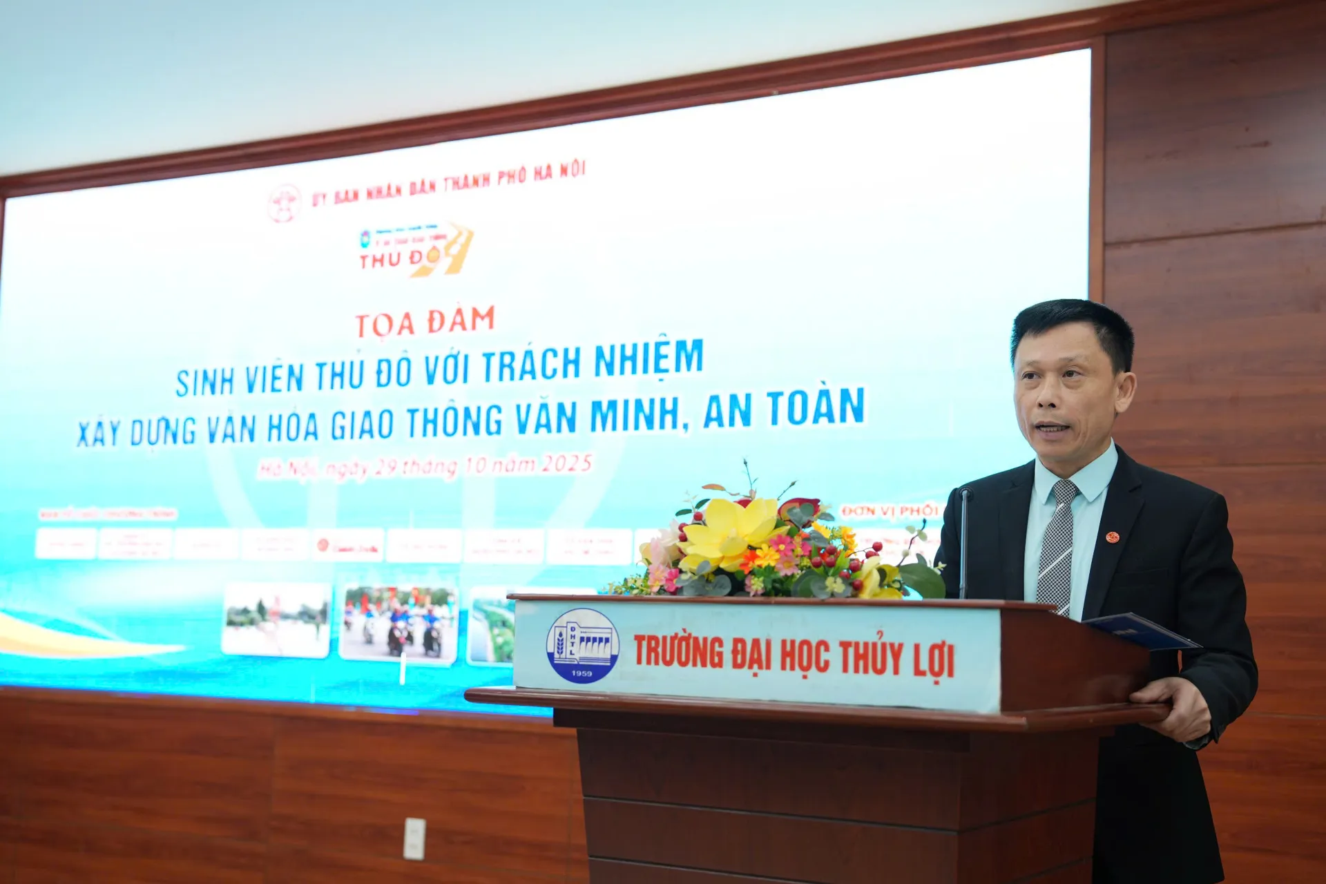 Sinh viên Thủ đô với sứ mệnh xây dựng văn hoá giao thông văn minh, an toàn