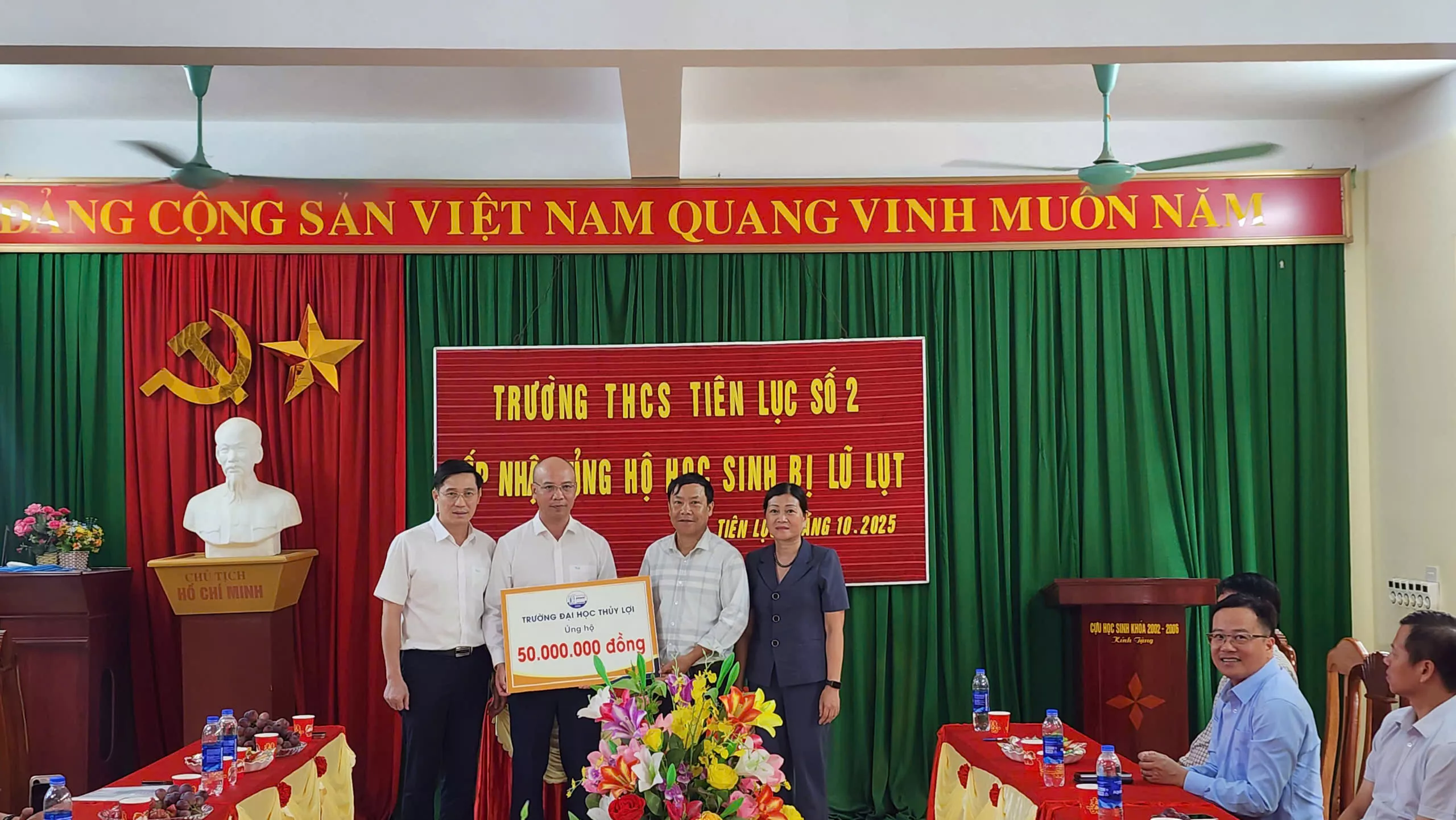 Trường Đại học Thủy lợi thăm và hỗ trợ Trường THCS Tiên Lục 2 (Bắc Ninh) khắc phục hậu quả mưa lũ