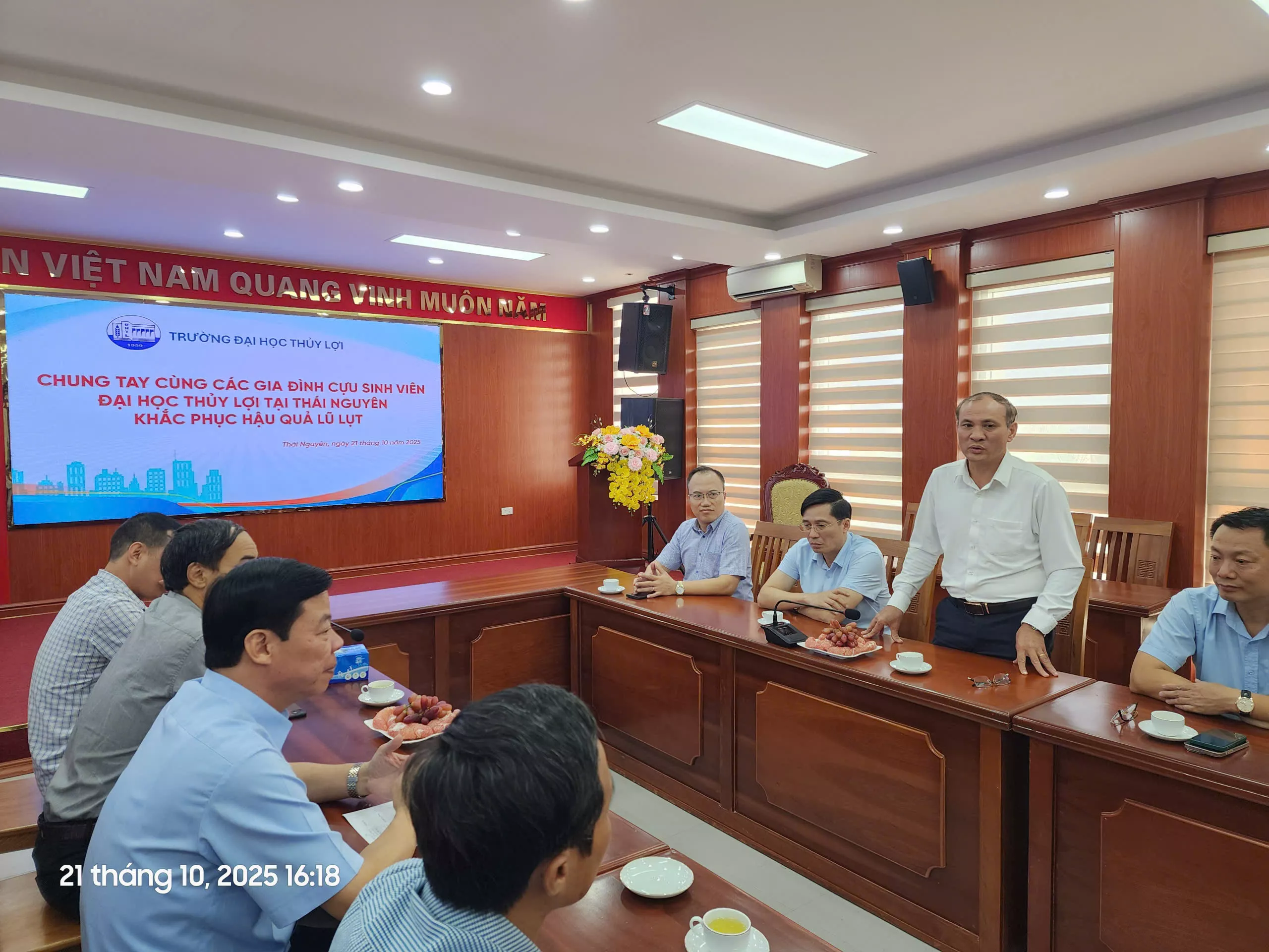 Chung tay cùng các gia đình cựu sinh viên Thủy lợi tại Thái Nguyên khắc phục hậu quả lũ lụt