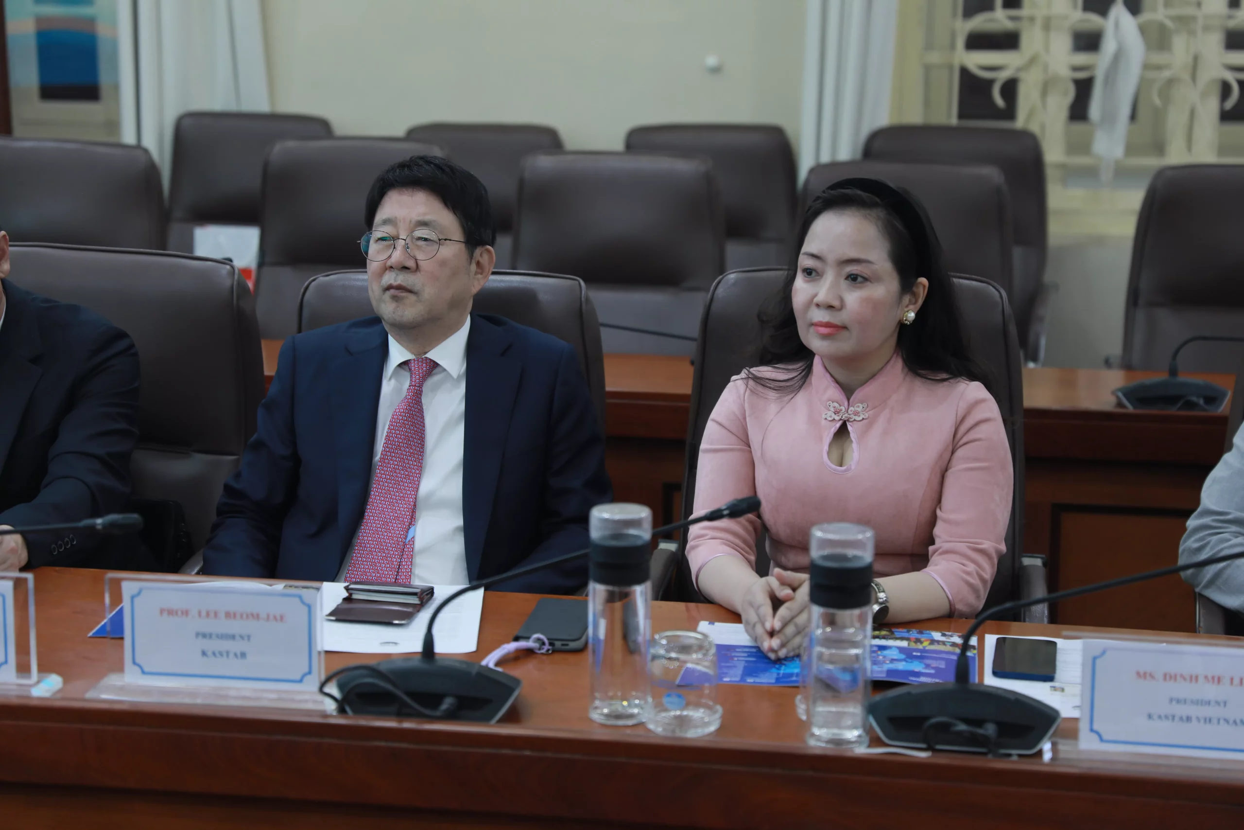 Trường Đại học Thủy lợi làm việc với Đại học Ajou (Hàn Quốc) về hợp tác trong lĩnh vực bán dẫn