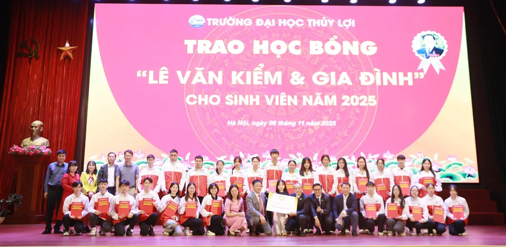 Sinh viên Thủy lợi lan tỏa khát vọng từ học bổng Lê Văn Kiểm và gia đình