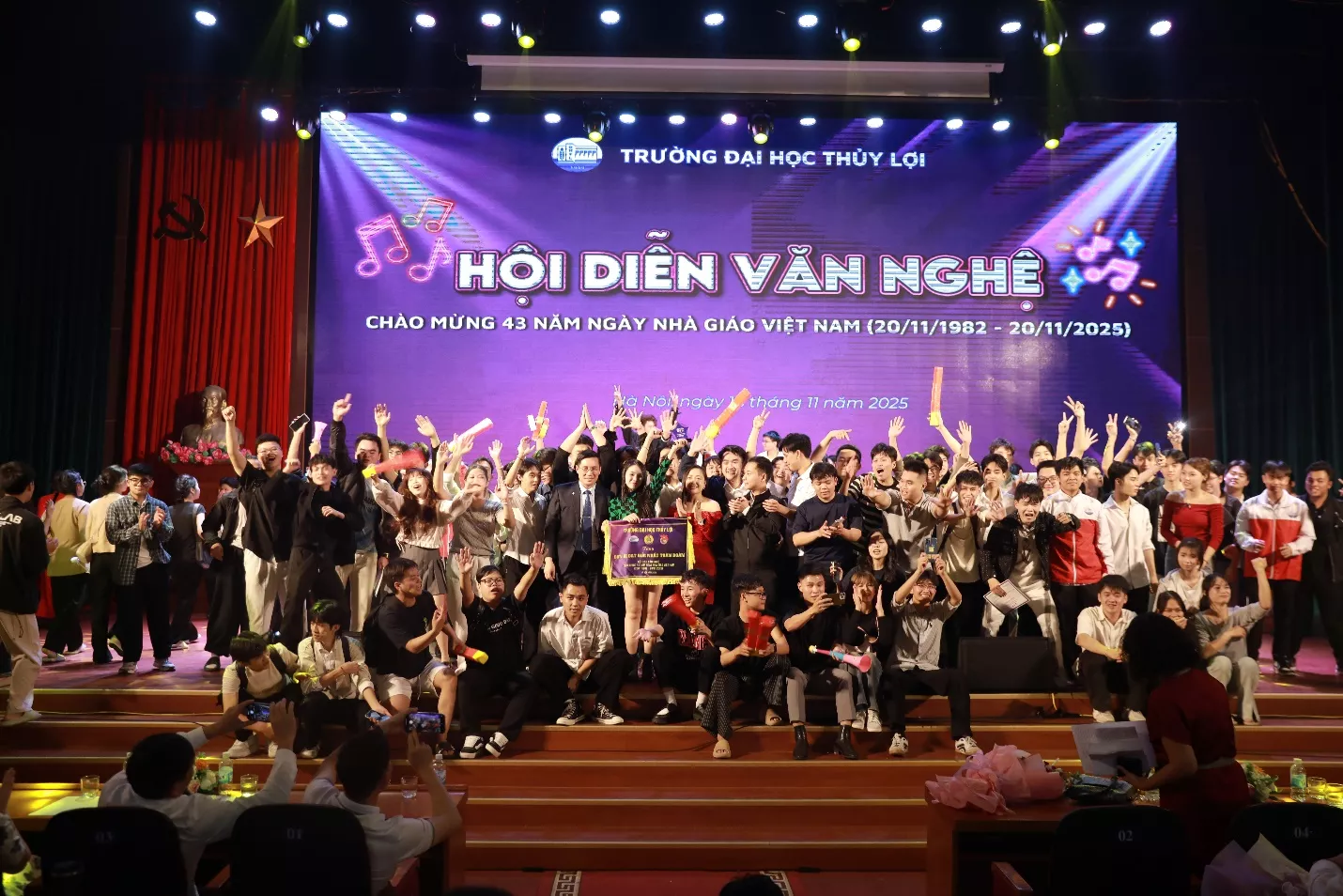 Đêm hội diễn văn nghệ 20/11 “cháy” hết mình, Khoa Công trình giành ngôi vị quán quân toàn đoàn