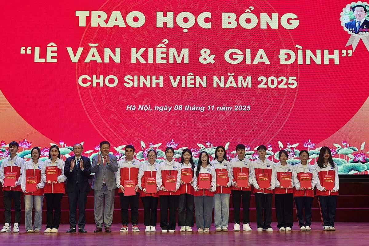Sinh viên Thủy lợi lan tỏa khát vọng từ học bổng Lê Văn Kiểm và gia đình