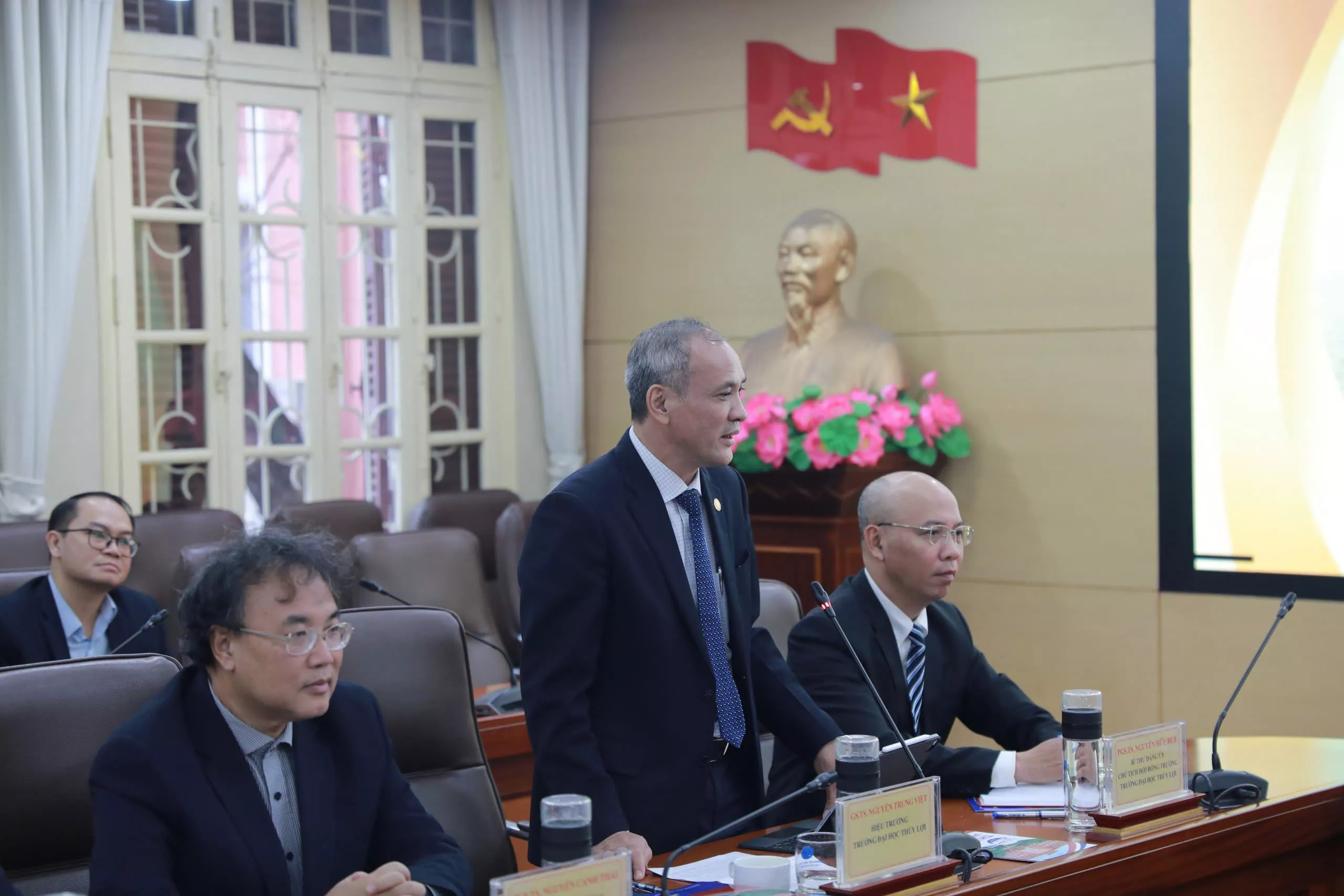 Bộ trưởng Trần Đức Thắng thăm và làm việc với Trường Đại học Thủy lợi