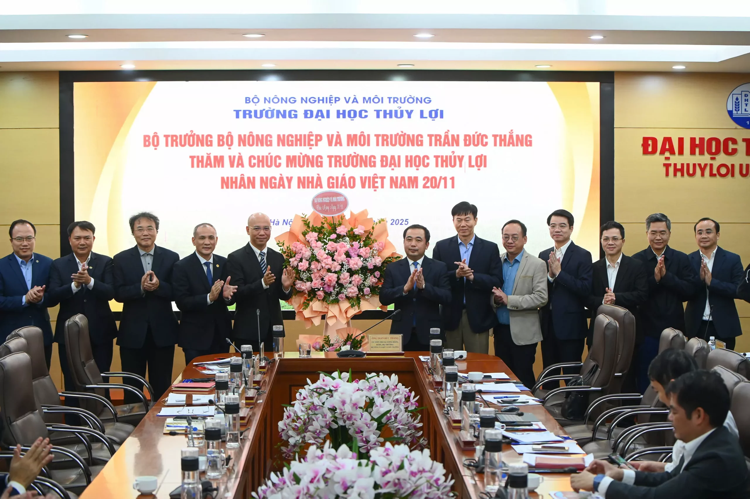 Bộ trưởng Trần Đức Thắng thăm và làm việc với Trường Đại học Thủy lợi