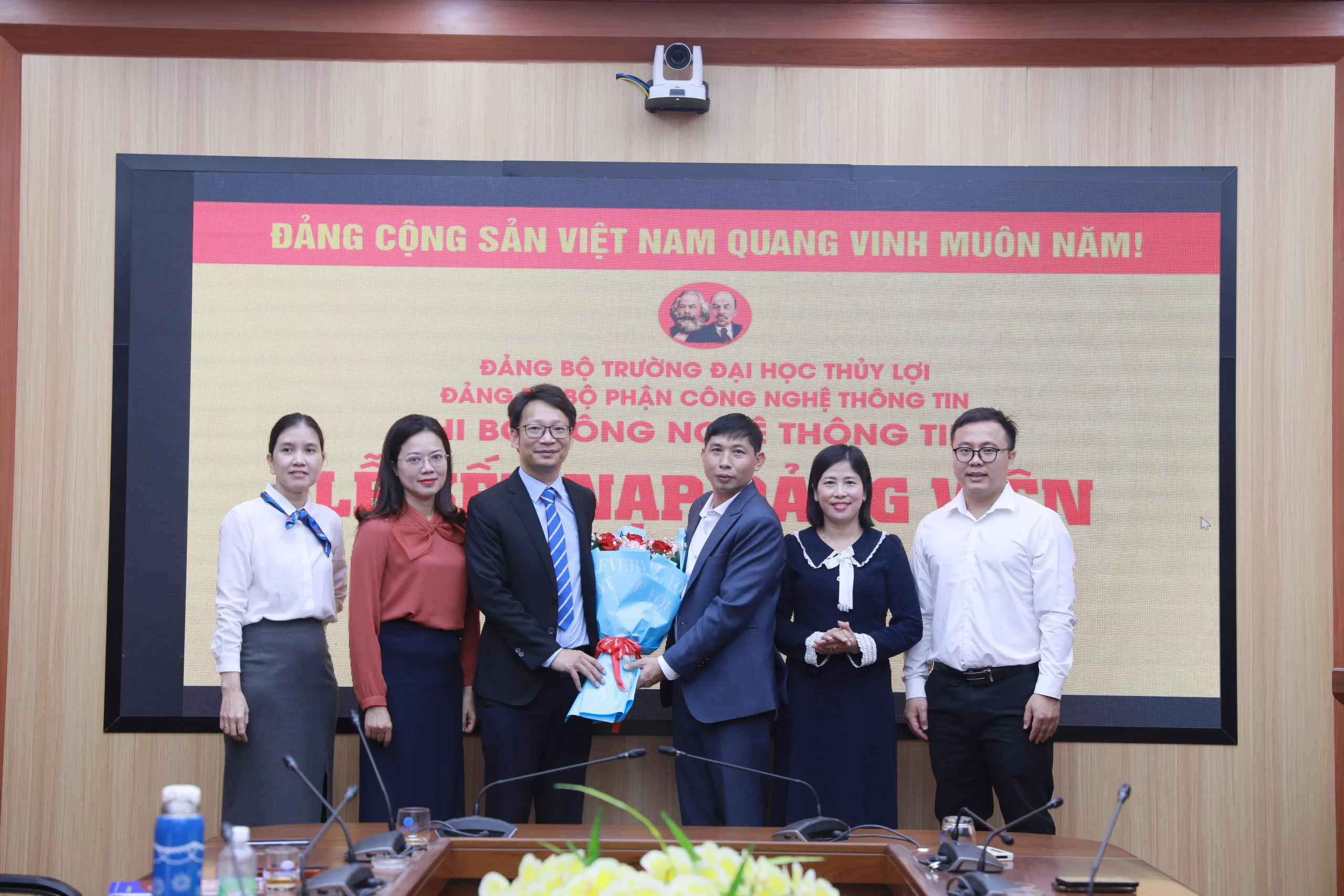 Chi bộ Công nghệ thông tin 4 kết nạp 4 Đảng viên là sinh viên Trường Đại học Thủy lợi