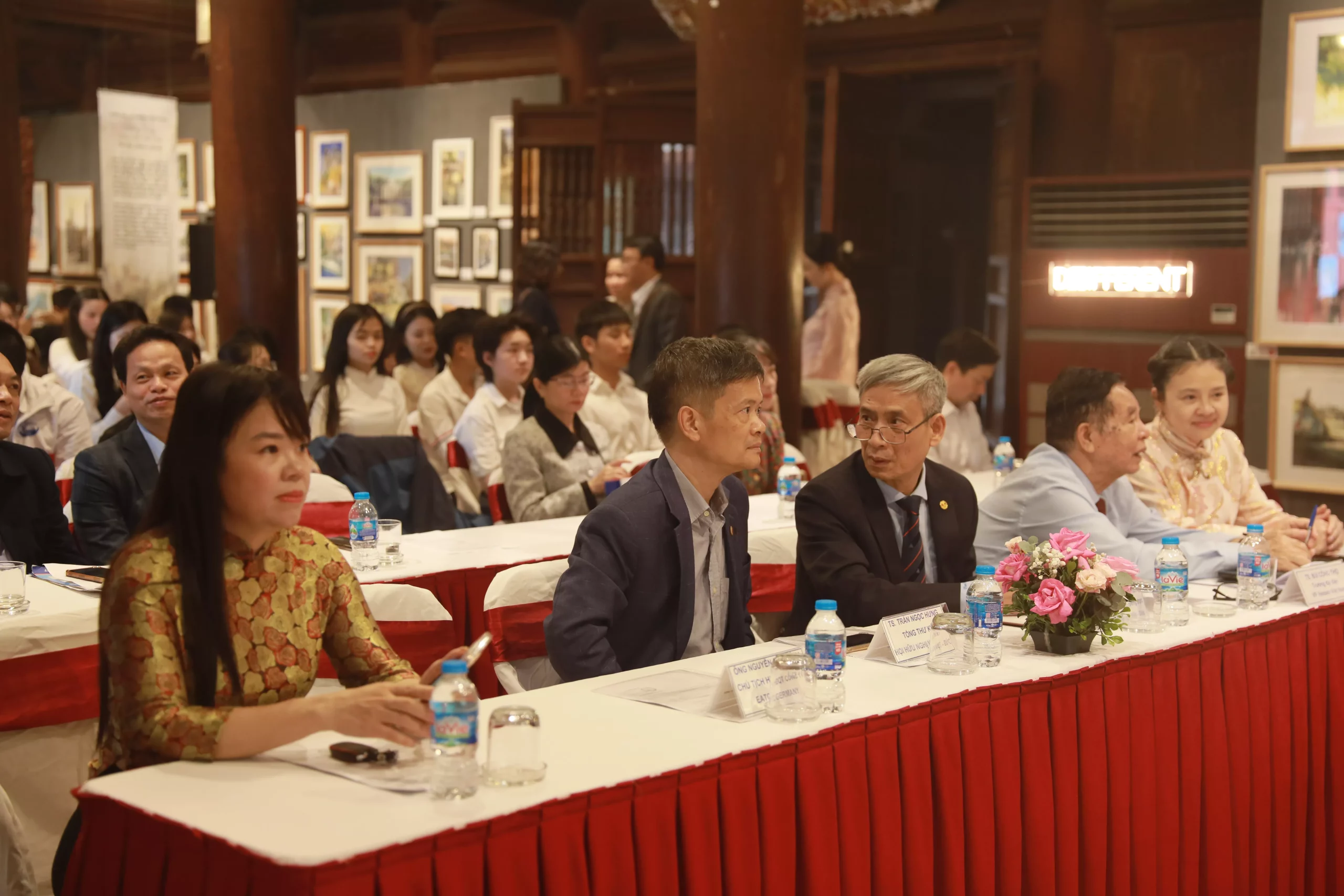 Sinh viên Đại học Thủy lợi nhận học bổng Hessen tại Văn Miếu – Quốc Tử Giám