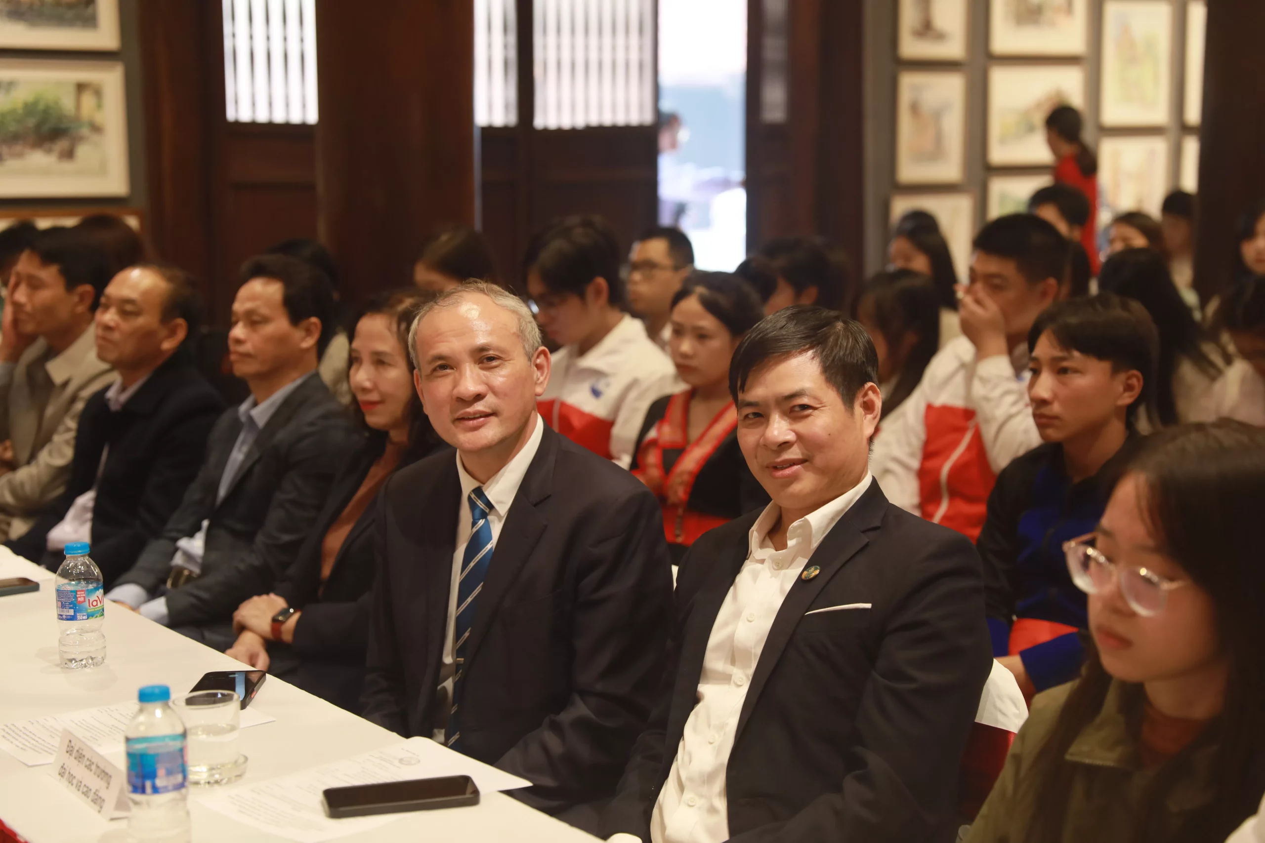Sinh viên Đại học Thủy lợi nhận học bổng Hessen tại Văn Miếu – Quốc Tử Giám