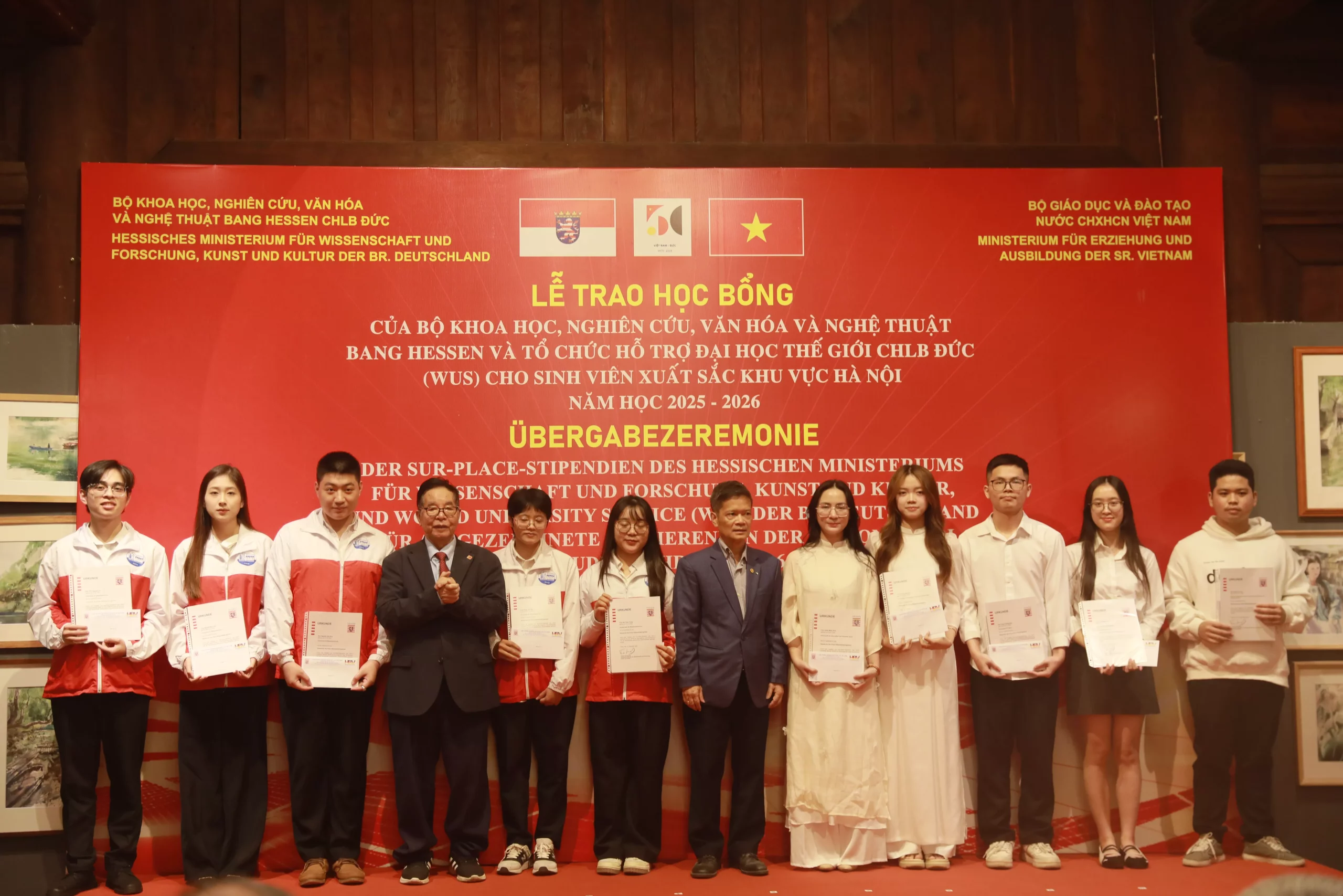 Sinh viên Đại học Thủy lợi nhận học bổng Hessen tại Văn Miếu – Quốc Tử Giám