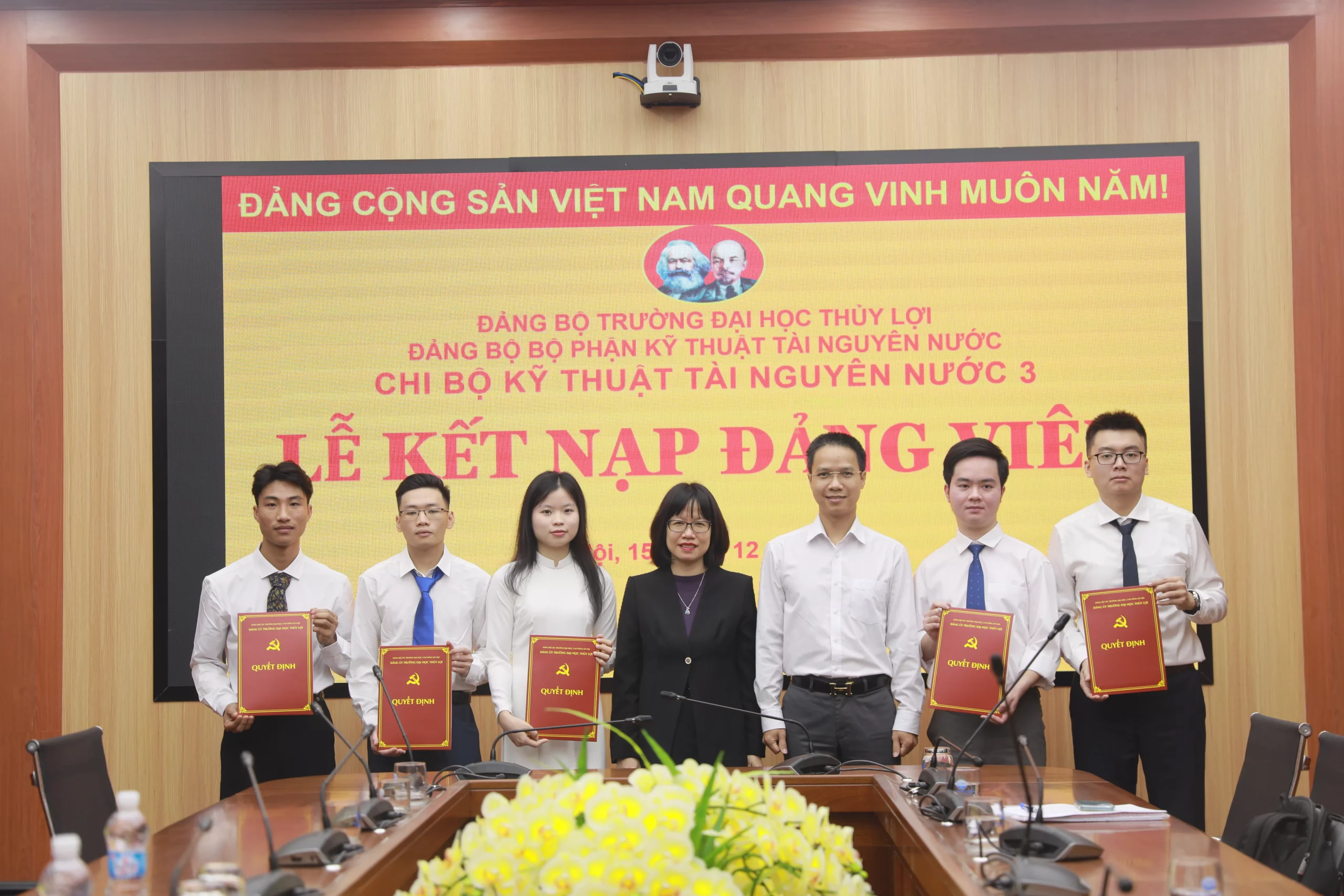 Chi bộ Kỹ thuật Tài nguyên nước 3 (Đại học Thủy lợi): Kết nạp 5 sinh viên ưu tú vào Đảng Cộng sản Việt Nam