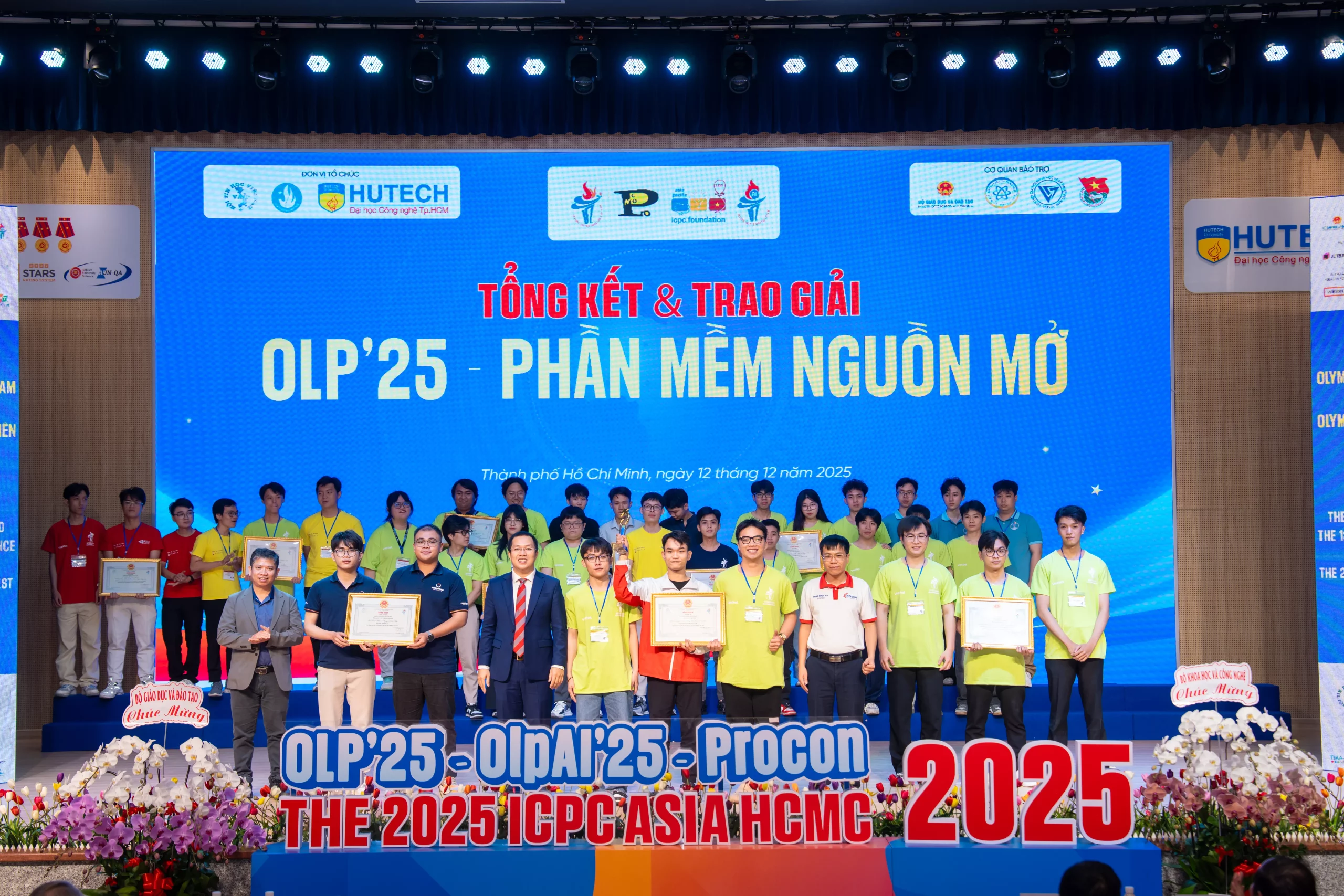 Đại học Thủy lợi lập “cú đúp” Vô địch tại kỳ Olympic Tin học và ICPC quy mô lớn nhất từ trước đến nay
