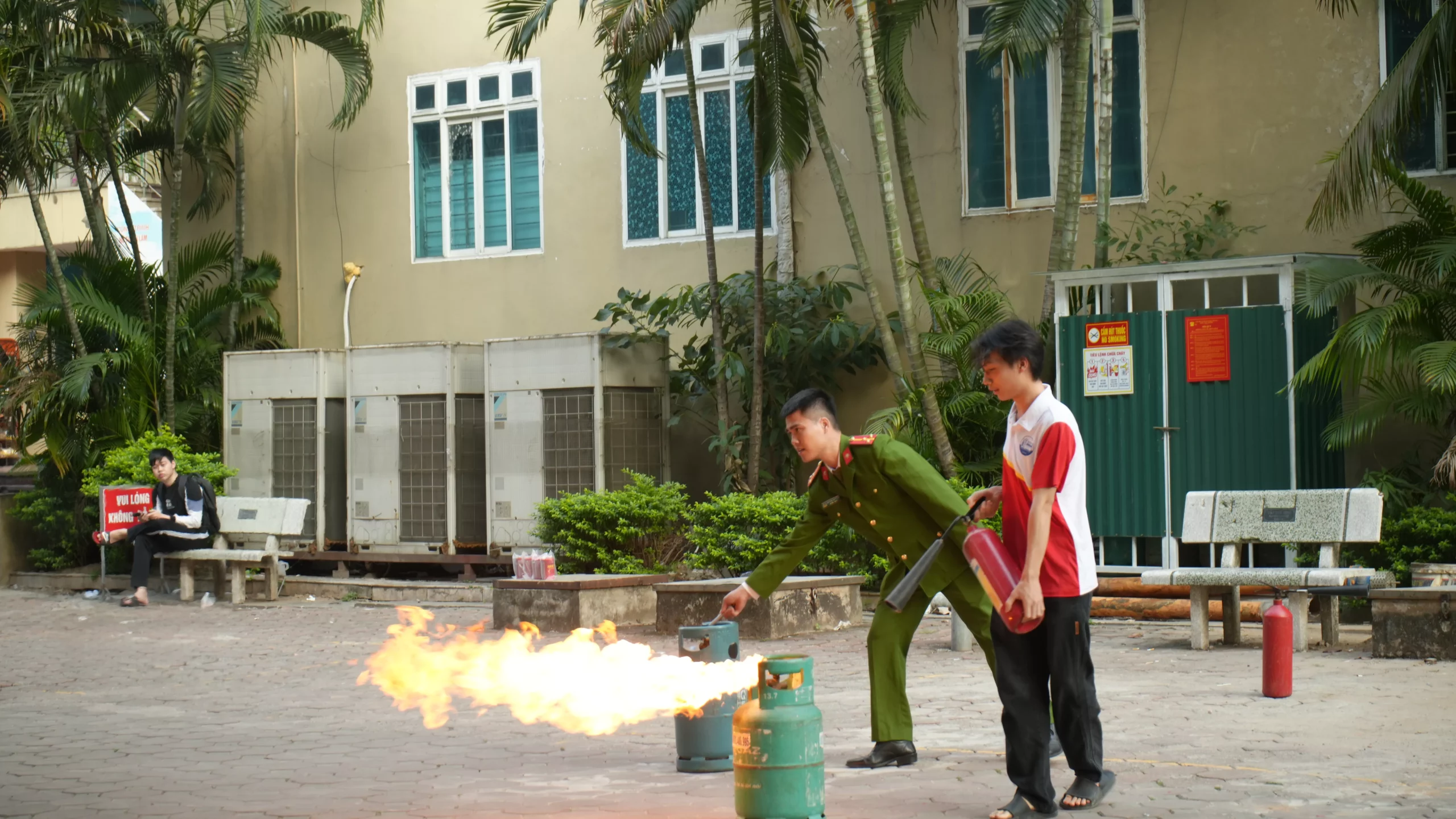 Nâng cao kỹ năng phòng cháy, chữa cháy và cứu nạn, cứu hộ cho thầy trò Trường Đại học Thủy lợi