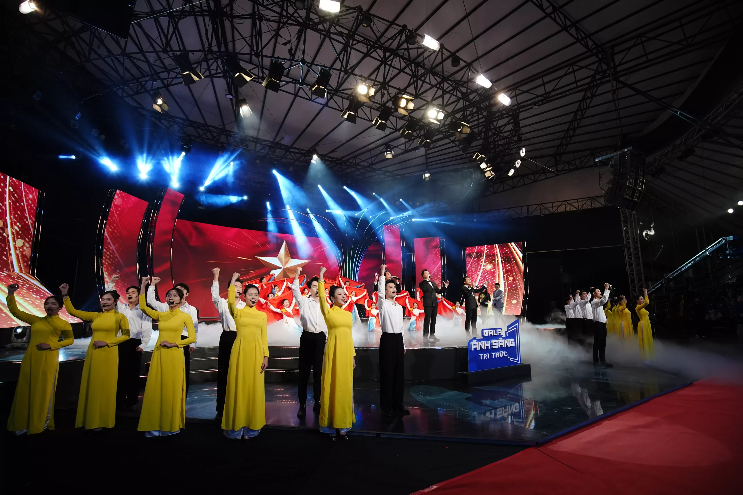 GS.TS Thiều Quang Tuấn được vinh danh tại Gala “Ánh sáng tri thức 2025”