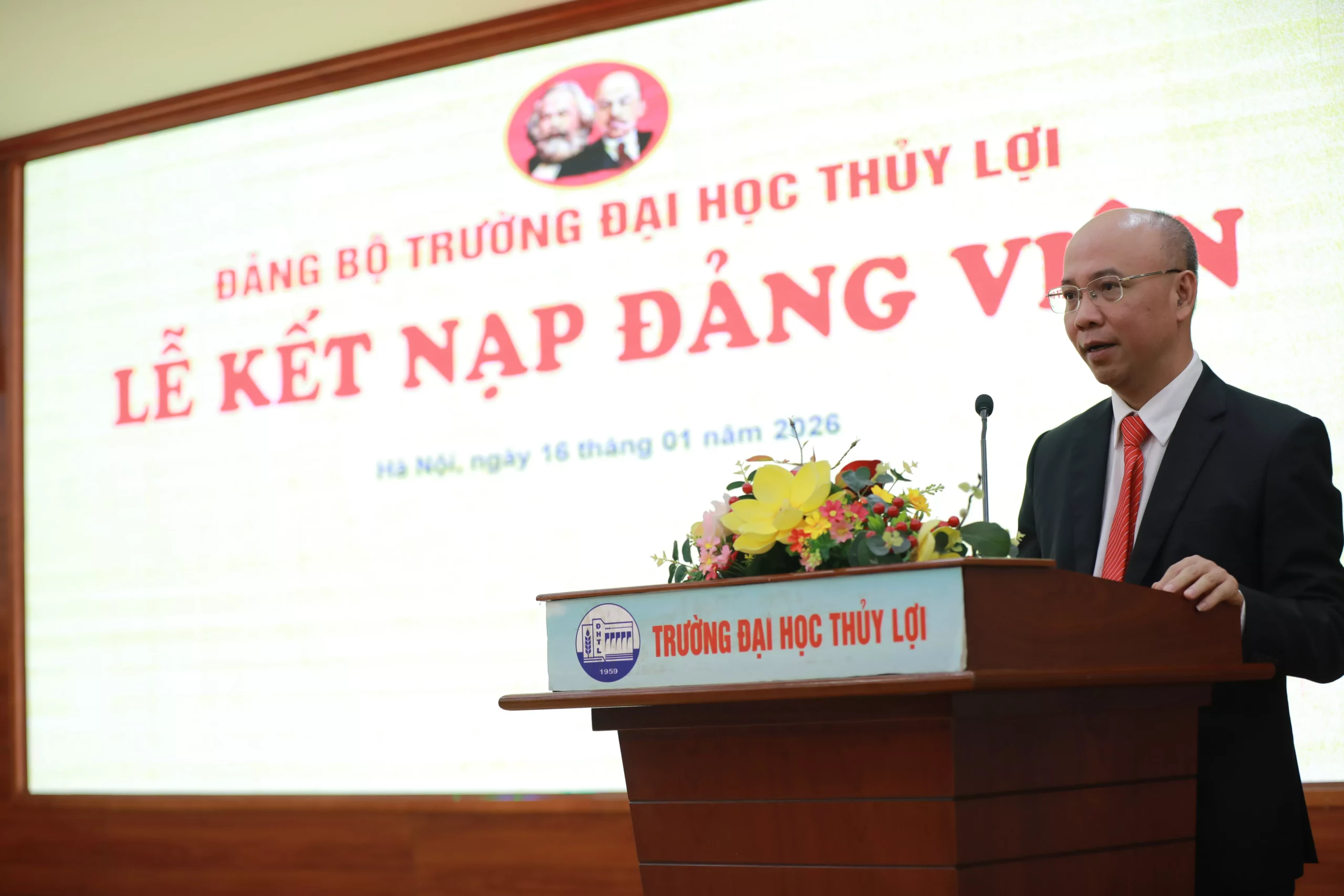 Đảng bộ Trường Đại học Thủy lợi: Kết nạp 12 quần chúng ưu tú vào Đảng Cộng sản Việt Nam