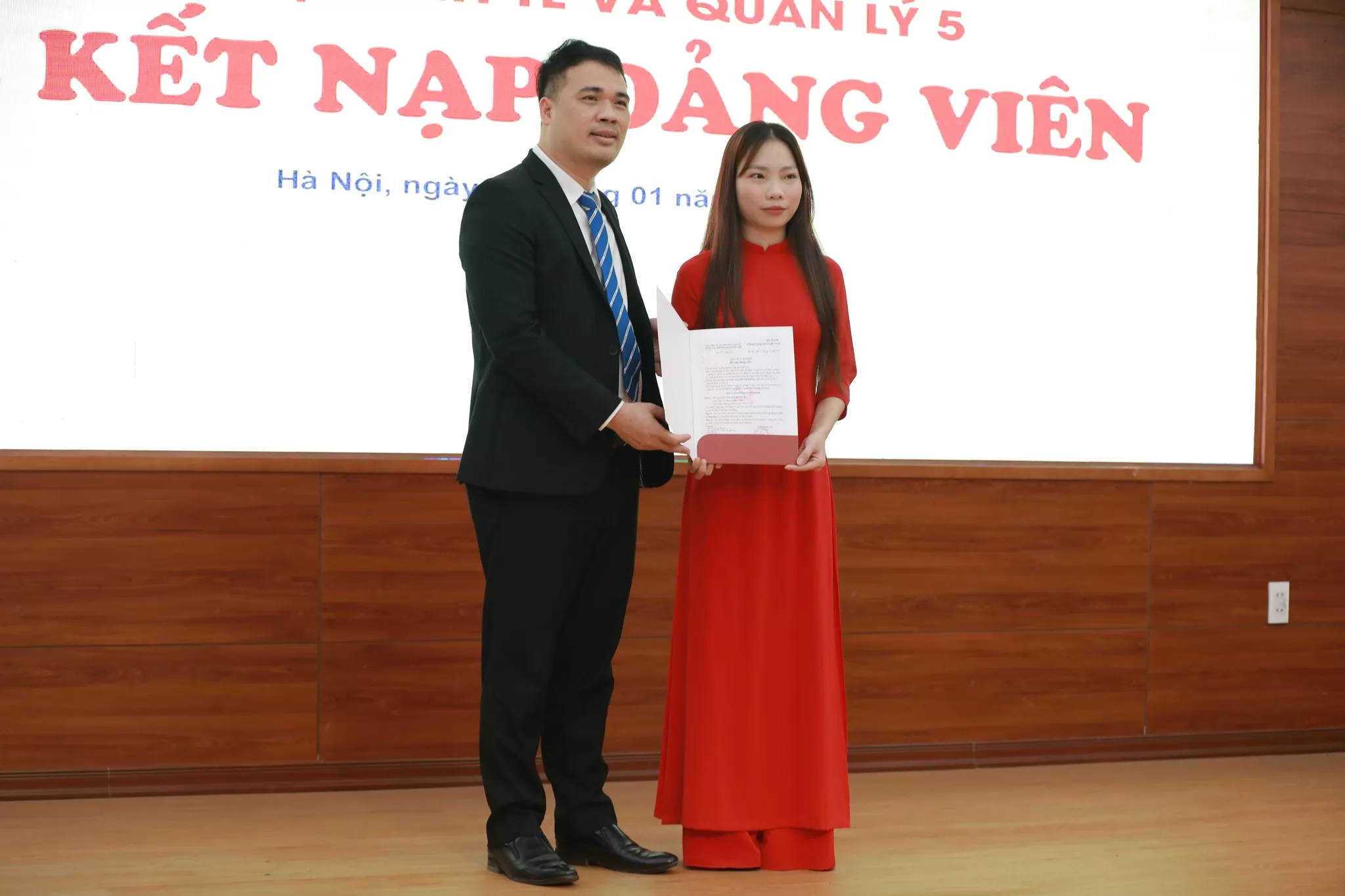 Đảng bộ Trường Đại học Thủy lợi: Kết nạp 12 quần chúng ưu tú vào Đảng Cộng sản Việt Nam