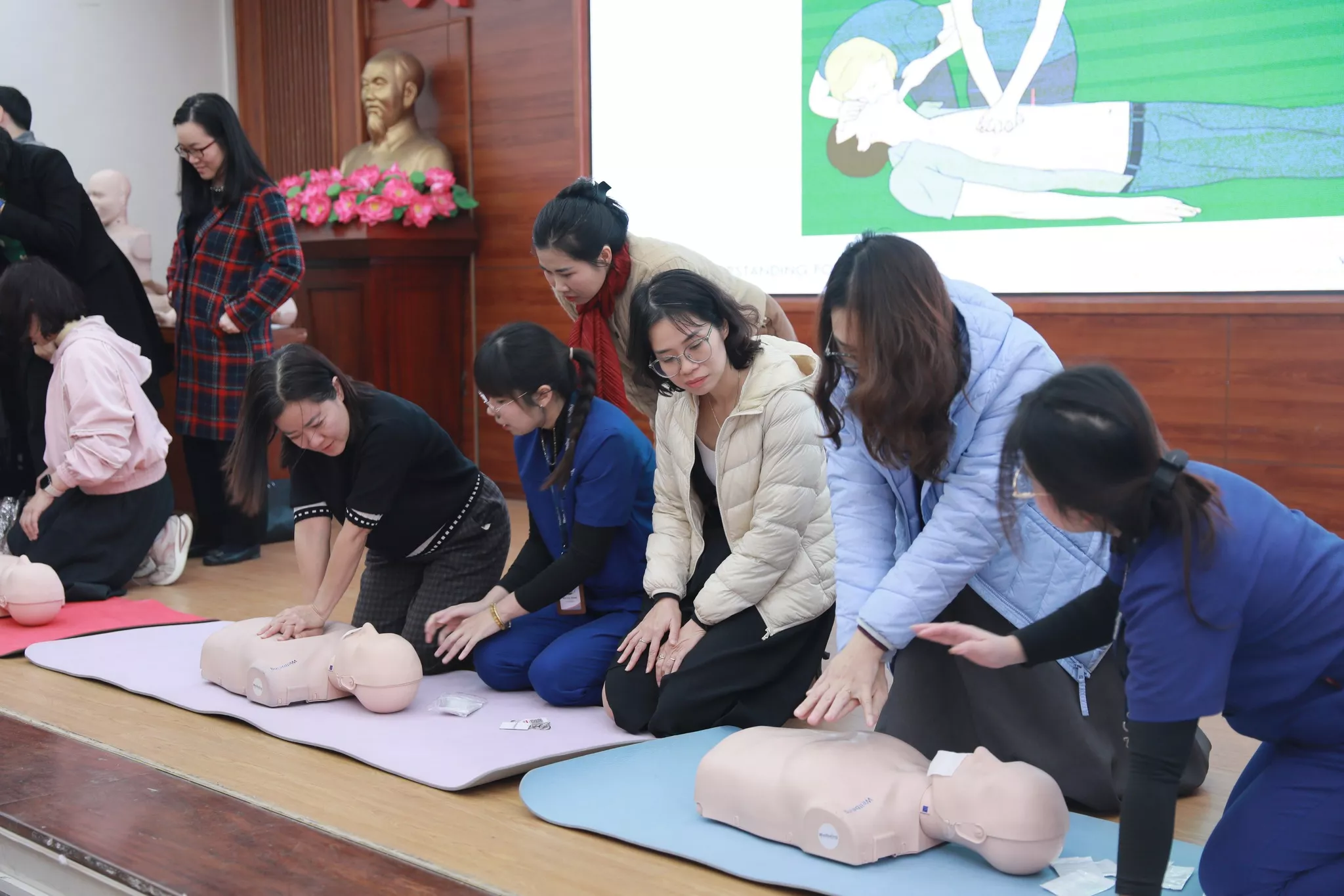 Trang bị “kỹ năng sơ cứu sức khoẻ khẩn cấp” nơi công sở: Bước đi thiết thực từ Công đoàn Trường Đại học Thủy lợi